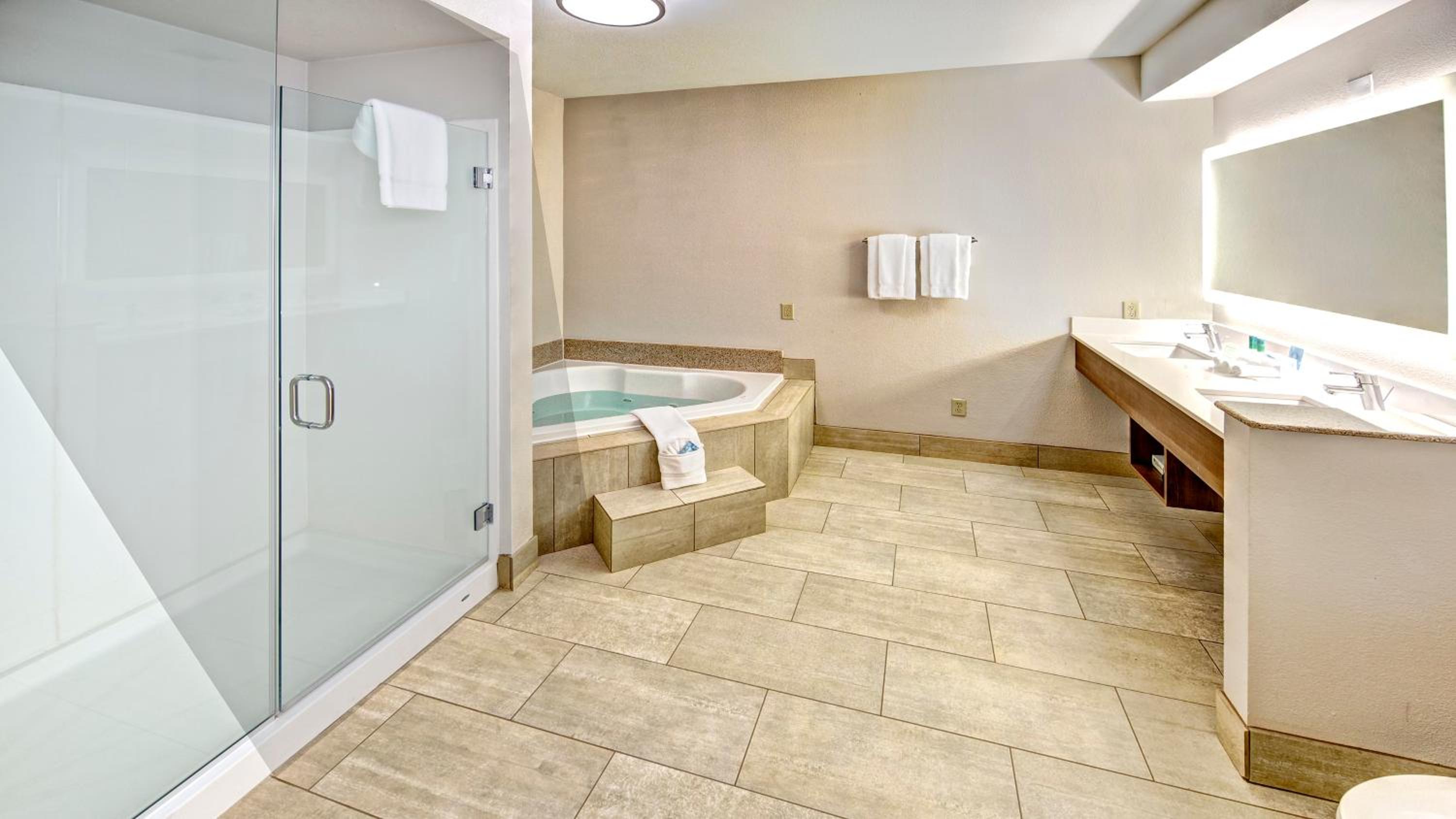 Corsicana Vacations - Holiday Inn Express Hotel and Suites Corsicana I-45, an IHG Hotel - Property Image 4