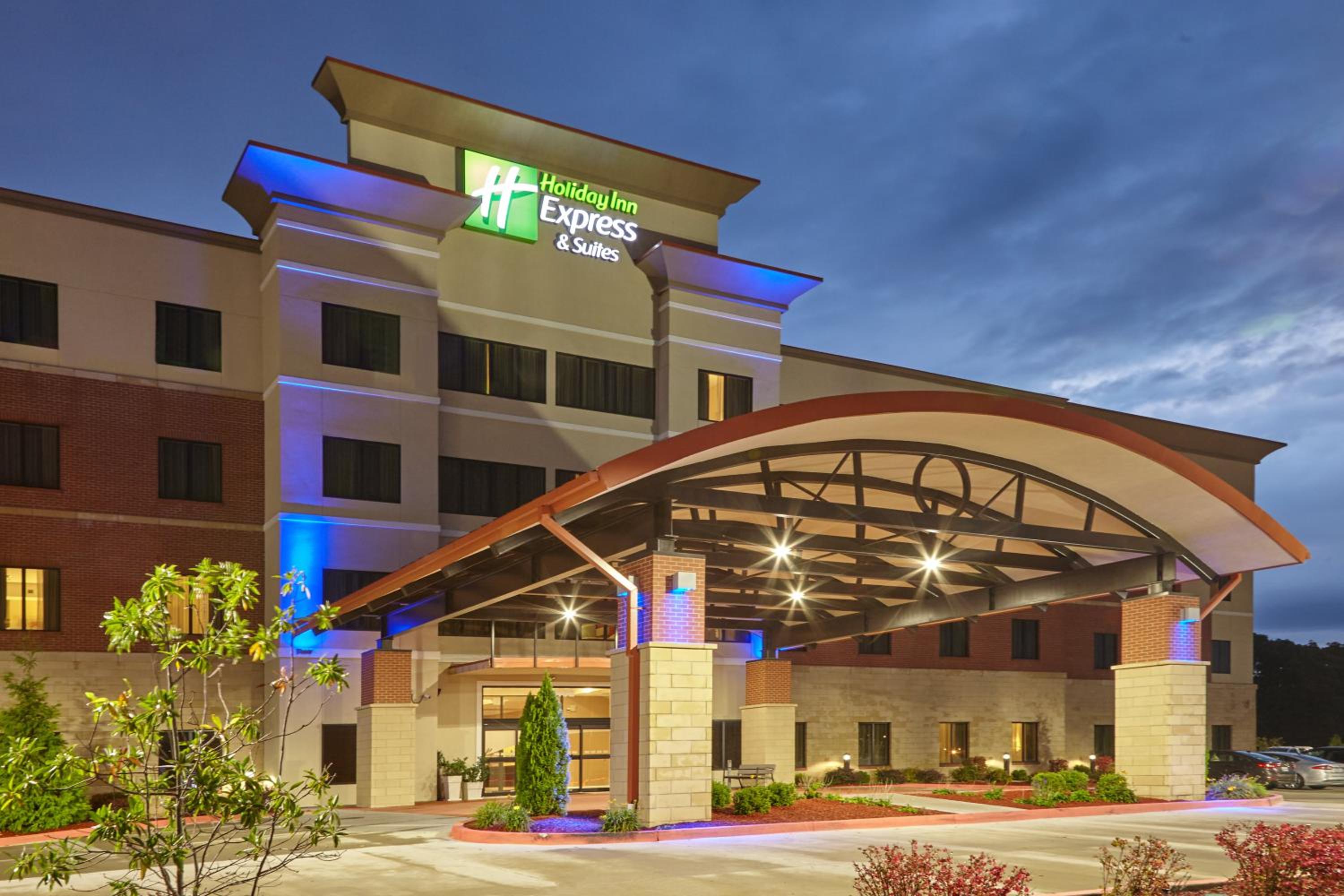Columbia Vacations - Holiday Inn Express and Suites Columbia University Area, an IHG Hotel - Property Image 1