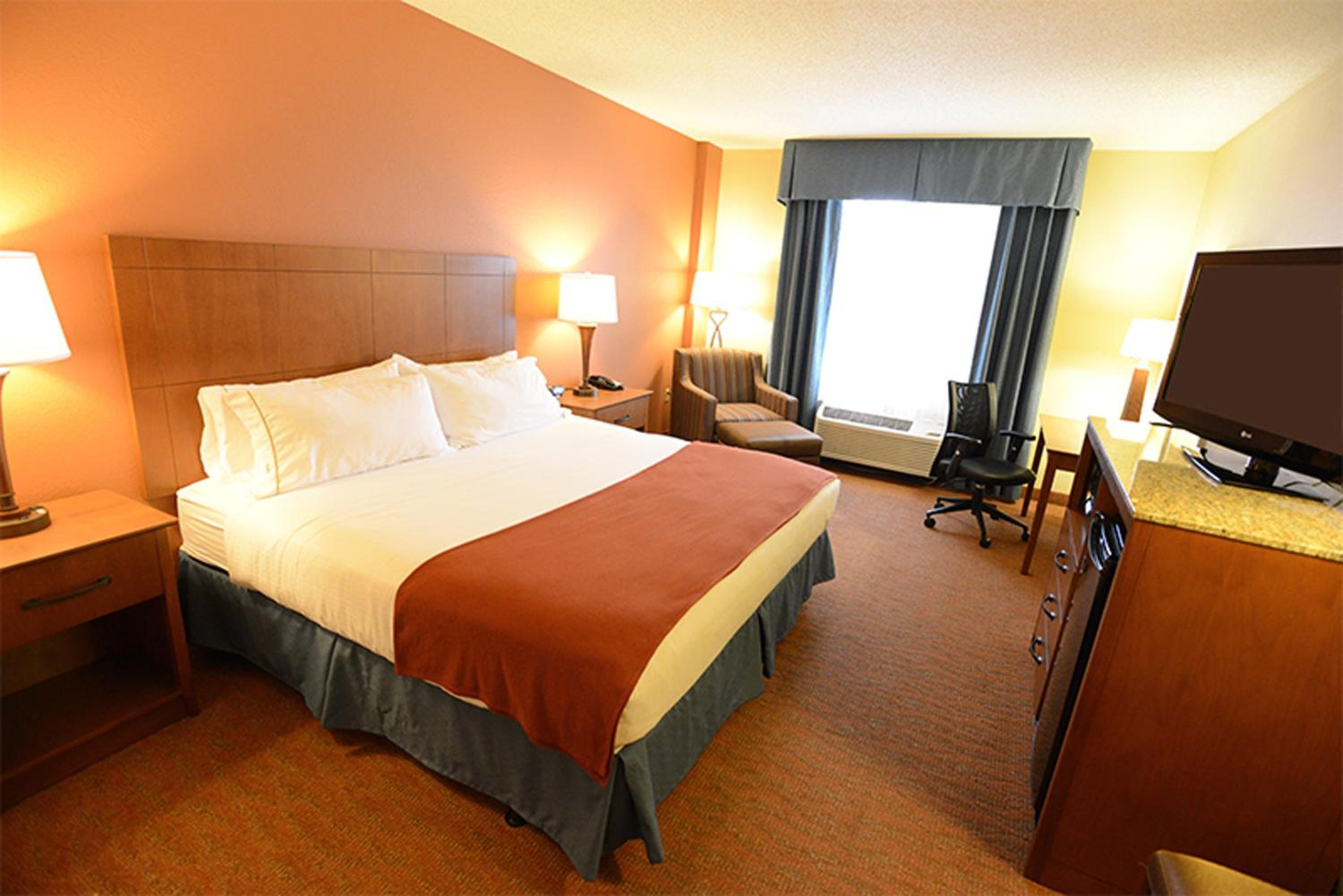 Cedar Rapids Vacations - Holiday Inn Express Hotel  Suites Coralville, an IHG Hotel - Property Image 4