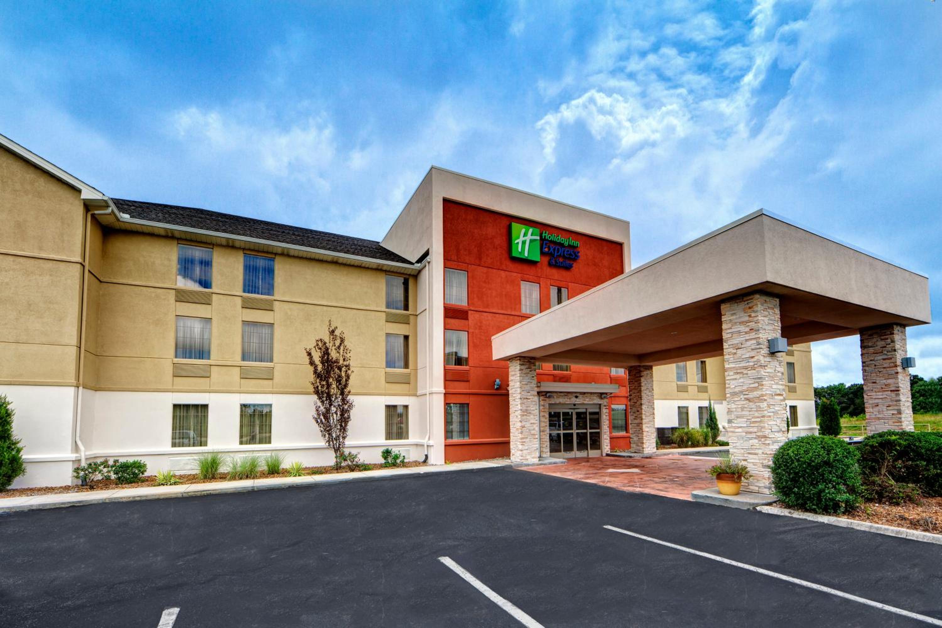 Crossville Vacations - Holiday Inn Express  Suites Crossville, an IHG Hotel - Property Image 1