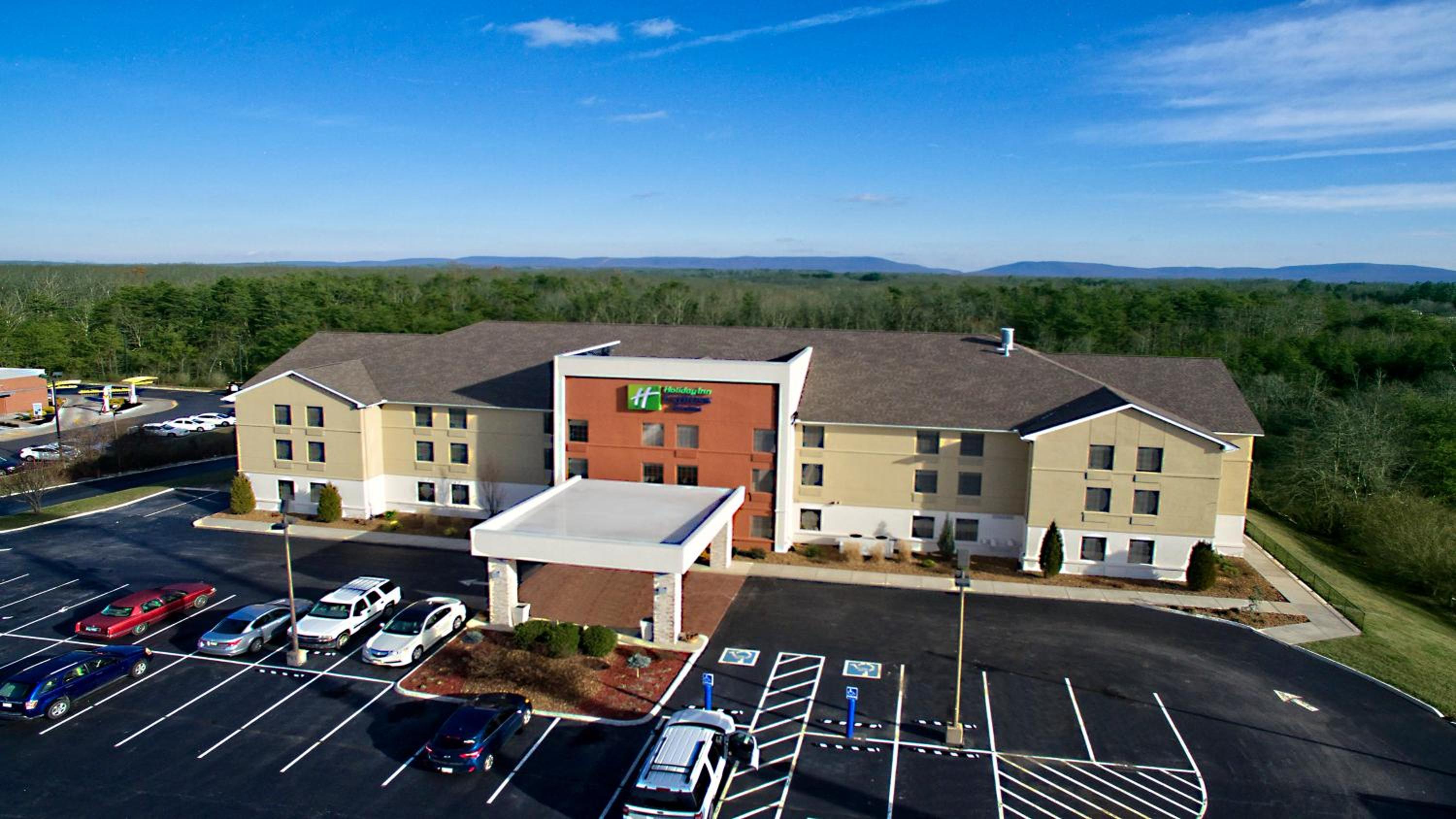 Crossville Vacations - Holiday Inn Express  Suites Crossville, an IHG Hotel - Property Image 10