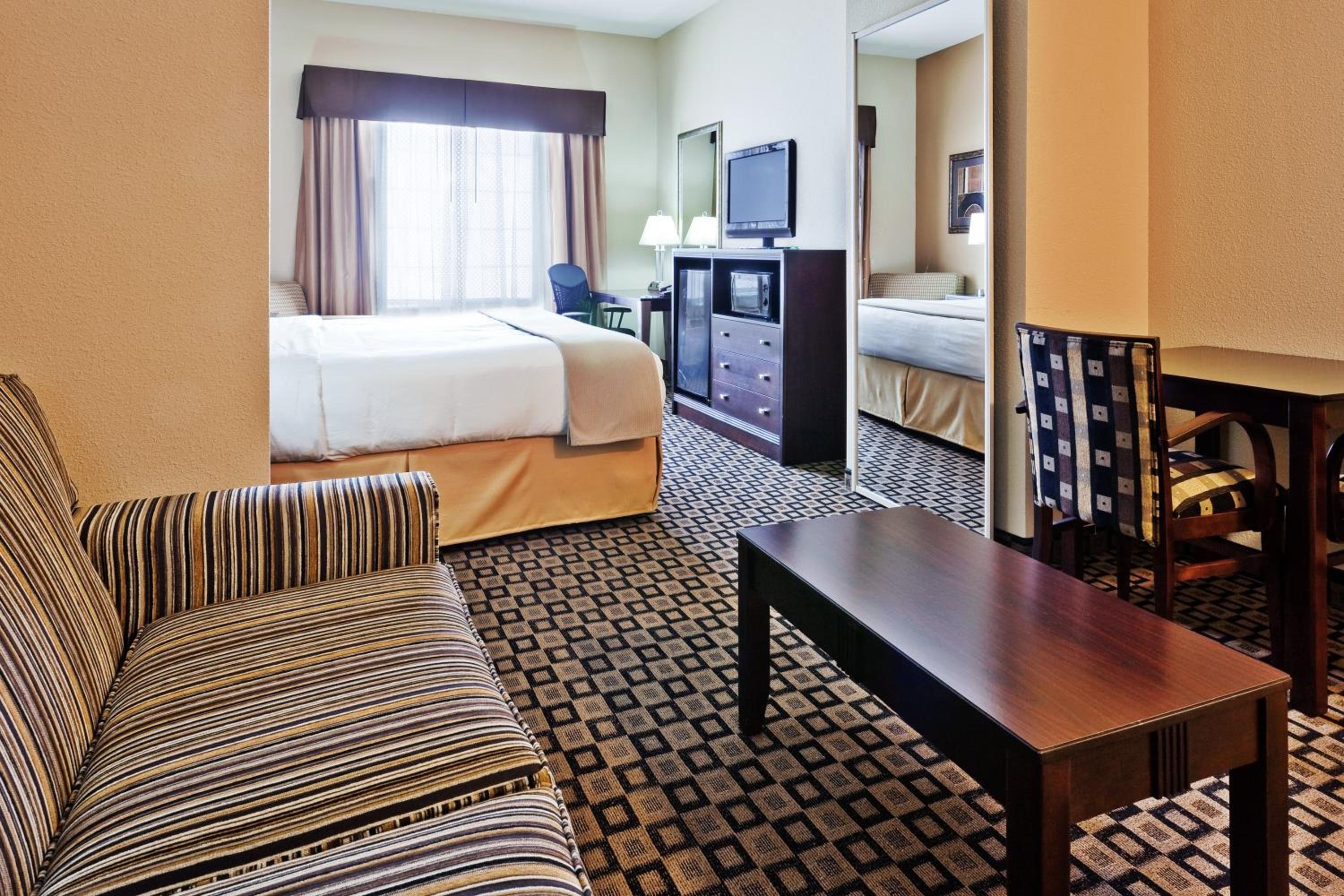Clovis Vacations - Holiday Inn Express  Suites Clovis, an IHG Hotel - Property Image 12
