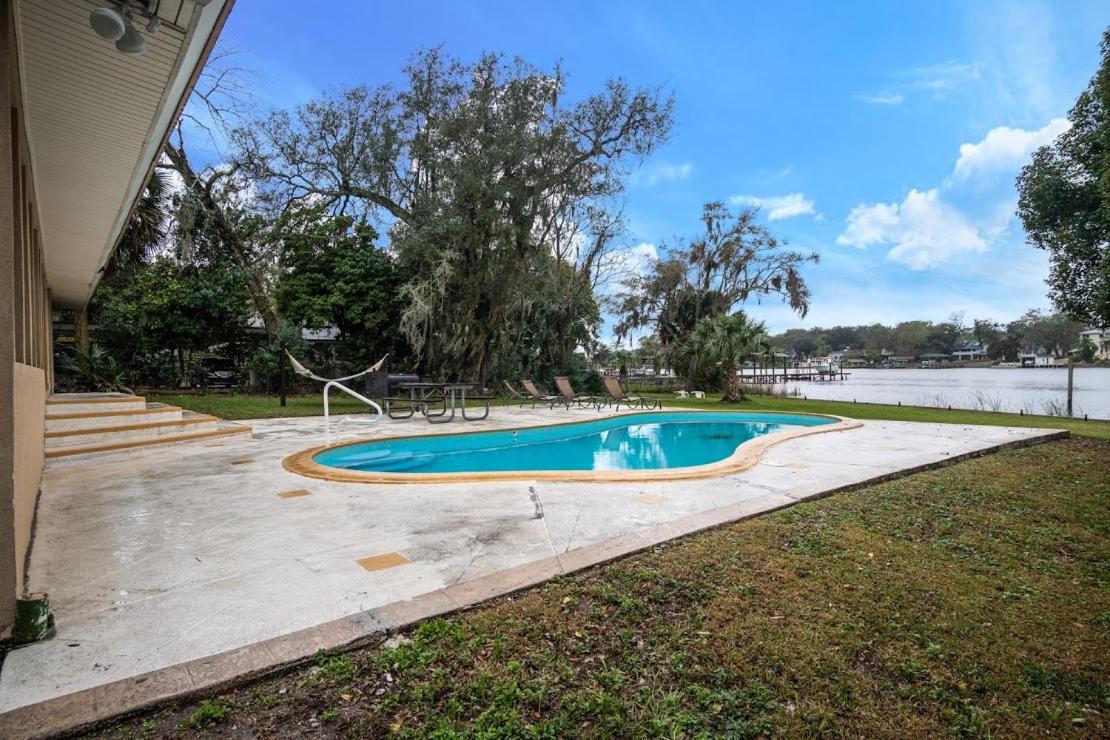 Luxury Waterfront Pool House 7 mins to TIAA Bank Field