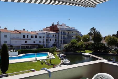 PORT SOTAVENT 2C - Apartamento en la Marina de Empuriabrava - piscina comunitaria, - parking - vistas al canal - cerca centro y playa view 2