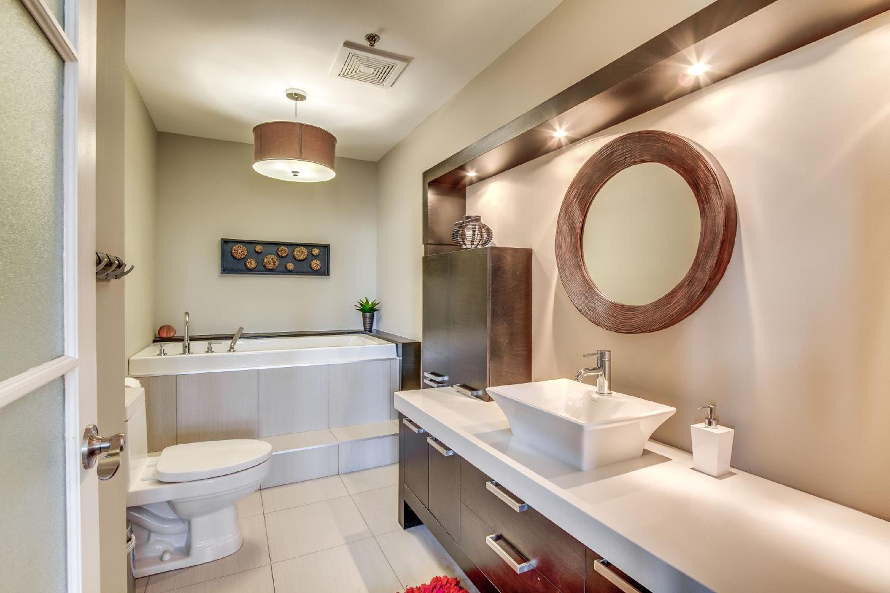 The Palace Condo by BnbCopilote