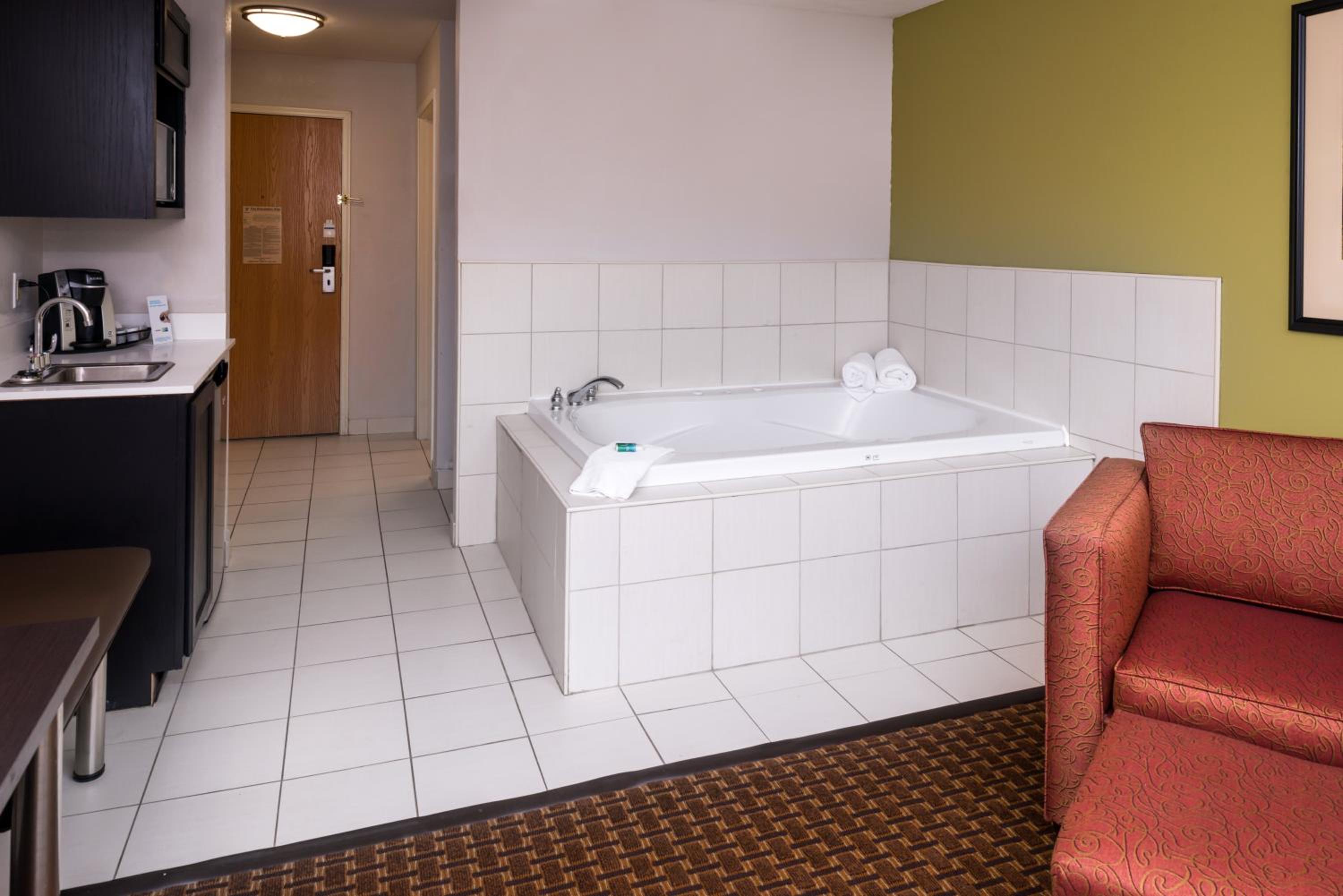 Holiday Inn Express Hotel Suites Bucyrus, an IHG Hotel - Property Image 27