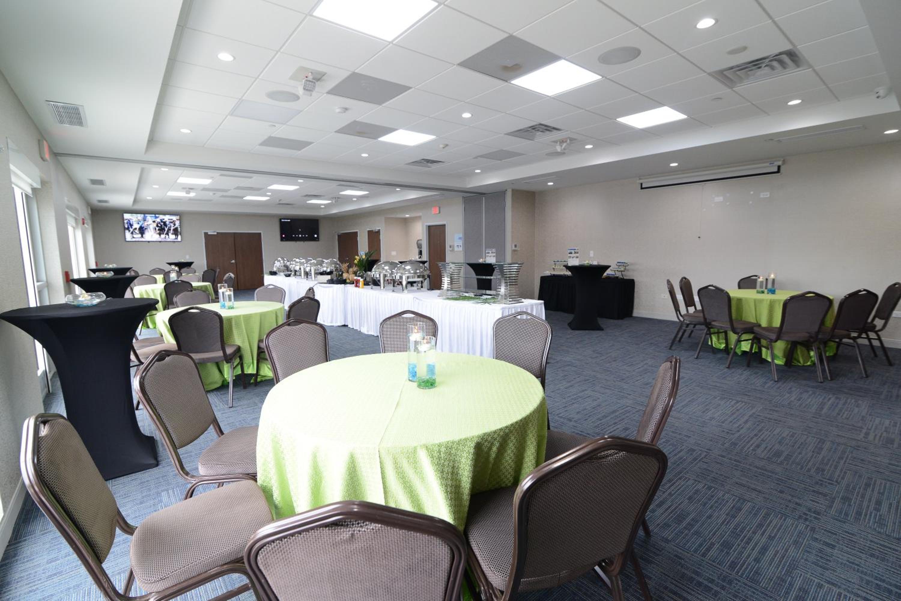 Holiday Inn Express Suites Chicago North Shore - Niles, an IHG Hotel - Property Image 36