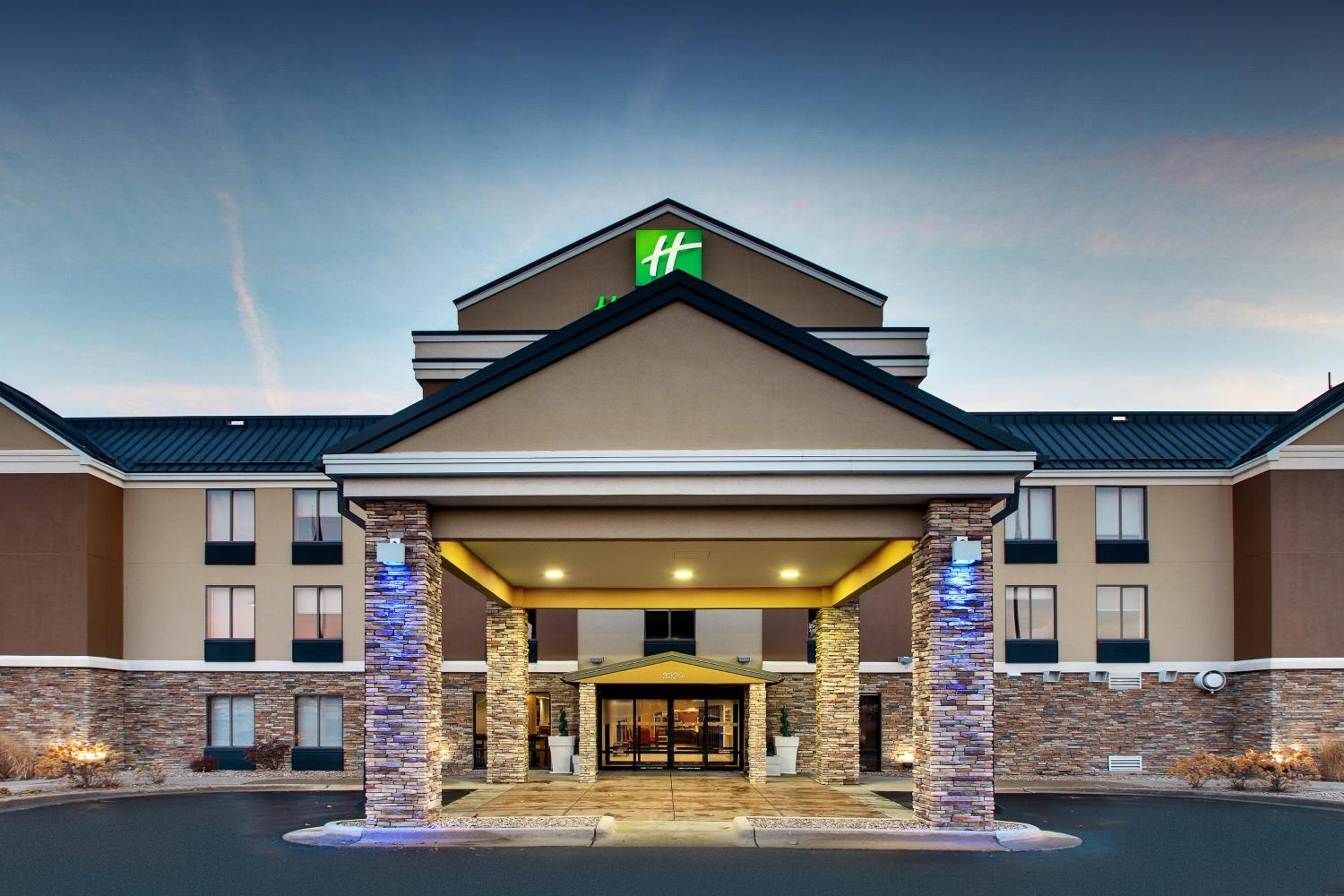 Hotel Holiday Inn Express Hotel & Suites Cedar Rapids I-380 at 33rd Avenue, an IHG Hotel - Image 1