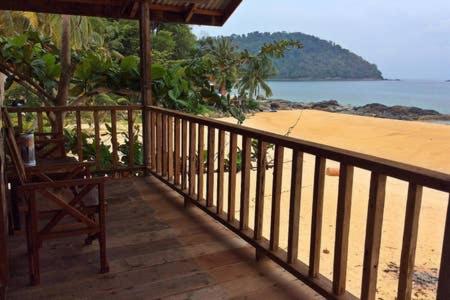 Beachfront Hut Downstairs Astra - Beach Shack Chalet photo 6