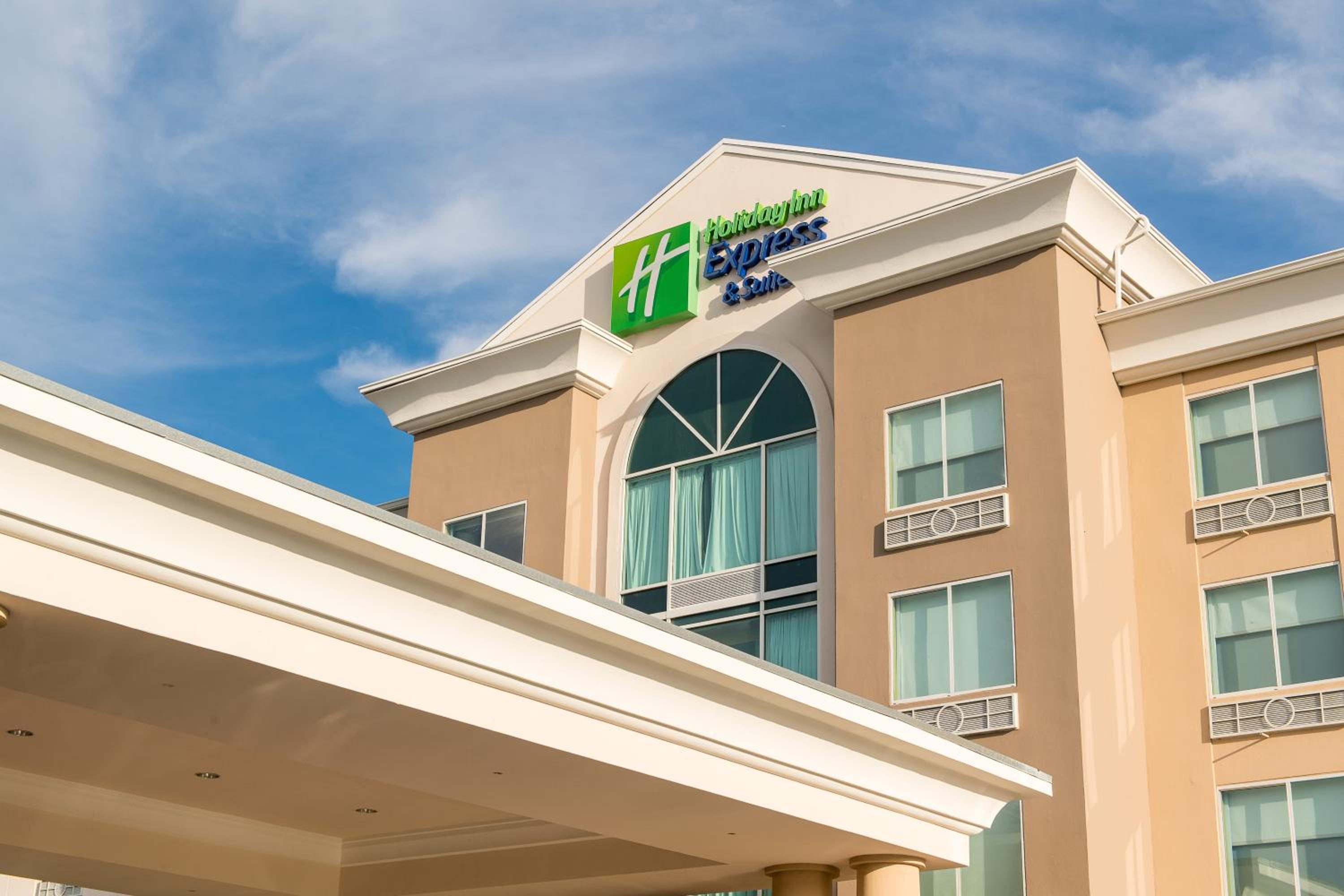 Hotel Holiday Inn Express & Suites Columbia-I-26 @ Harbison Blvd, an IHG Hotel - Image 1