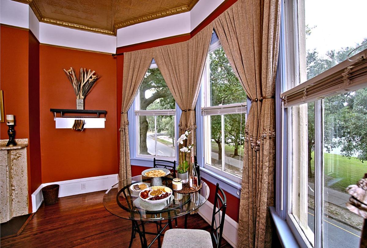 Huge Victorian Beauty Overlooking Forsyth Park view 2