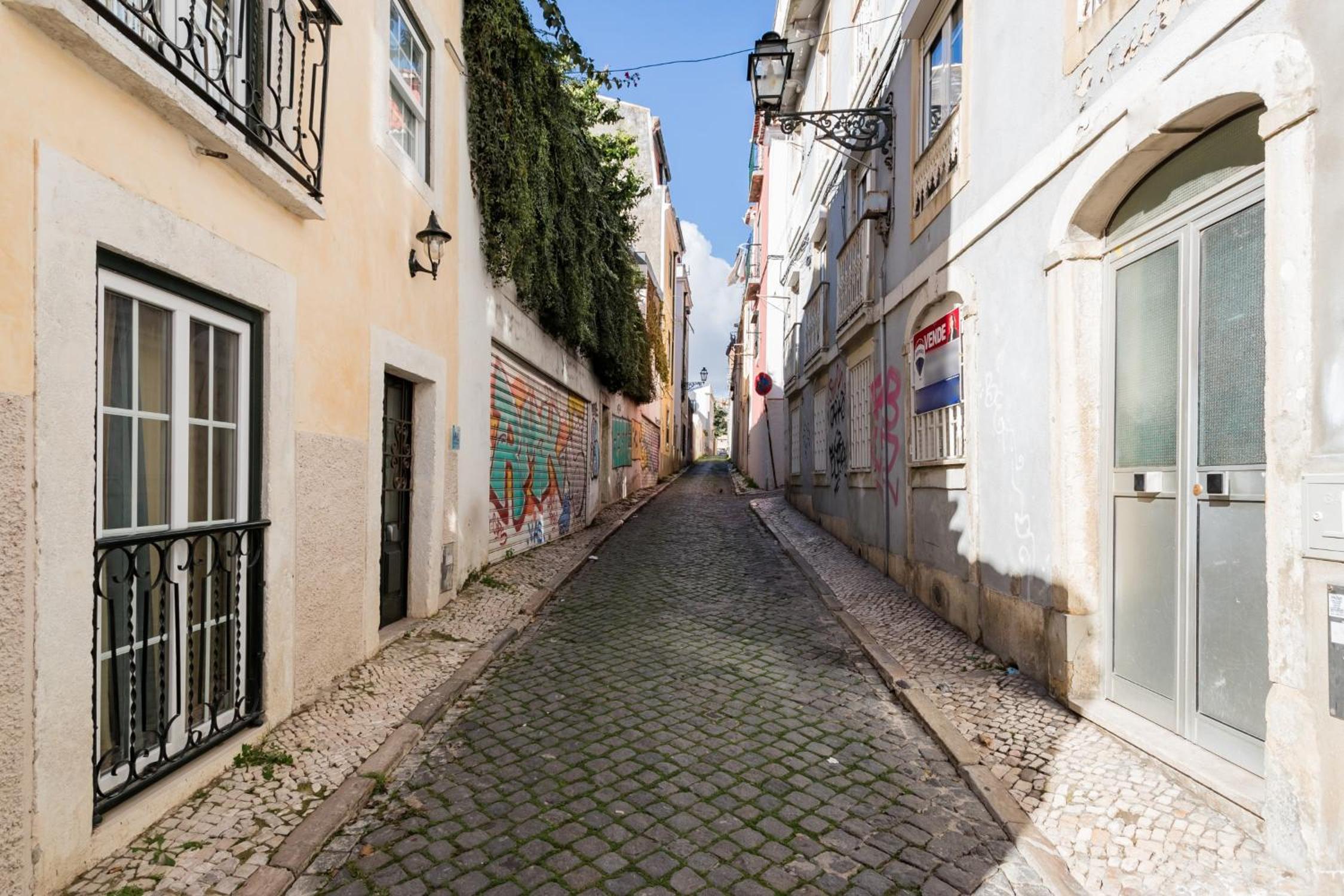 Avenida da Liberdade Area, Bright and Newly Renovated 2 Bedroom Apartment, Lisbon Historical Center view 3