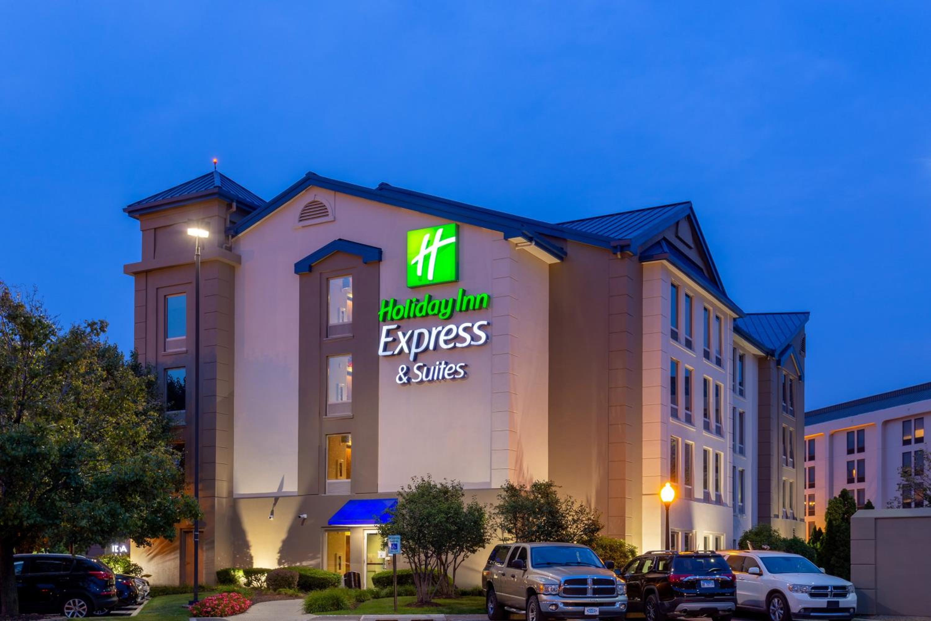 Hotel Holiday Inn Express & Suites Chicago-Midway Airport, an IHG Hotel - Image 1