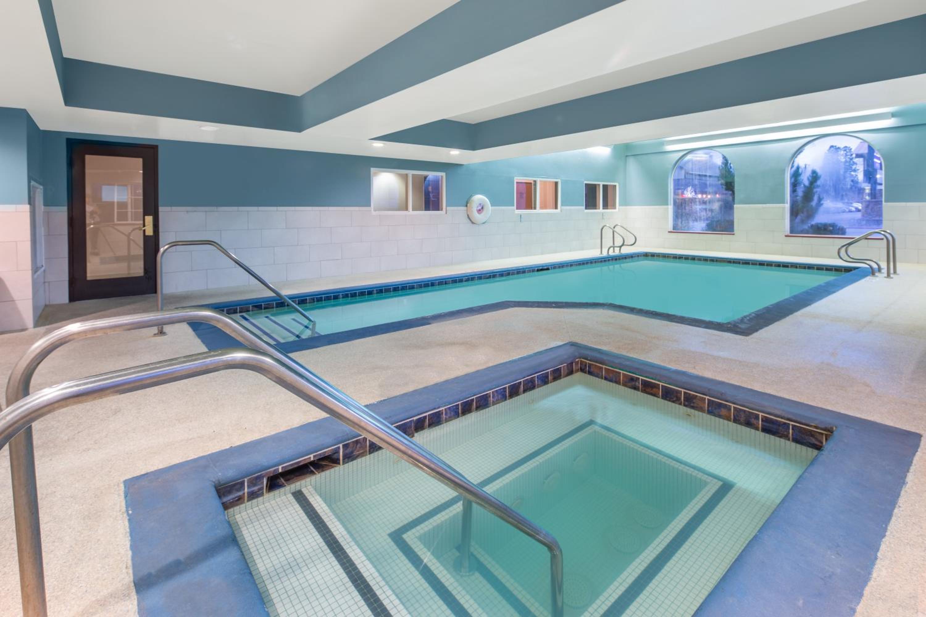 Bishop Vacations - Holiday Inn Express Hotel  Suites Bishop, an IHG Hotel - Property Image 3
