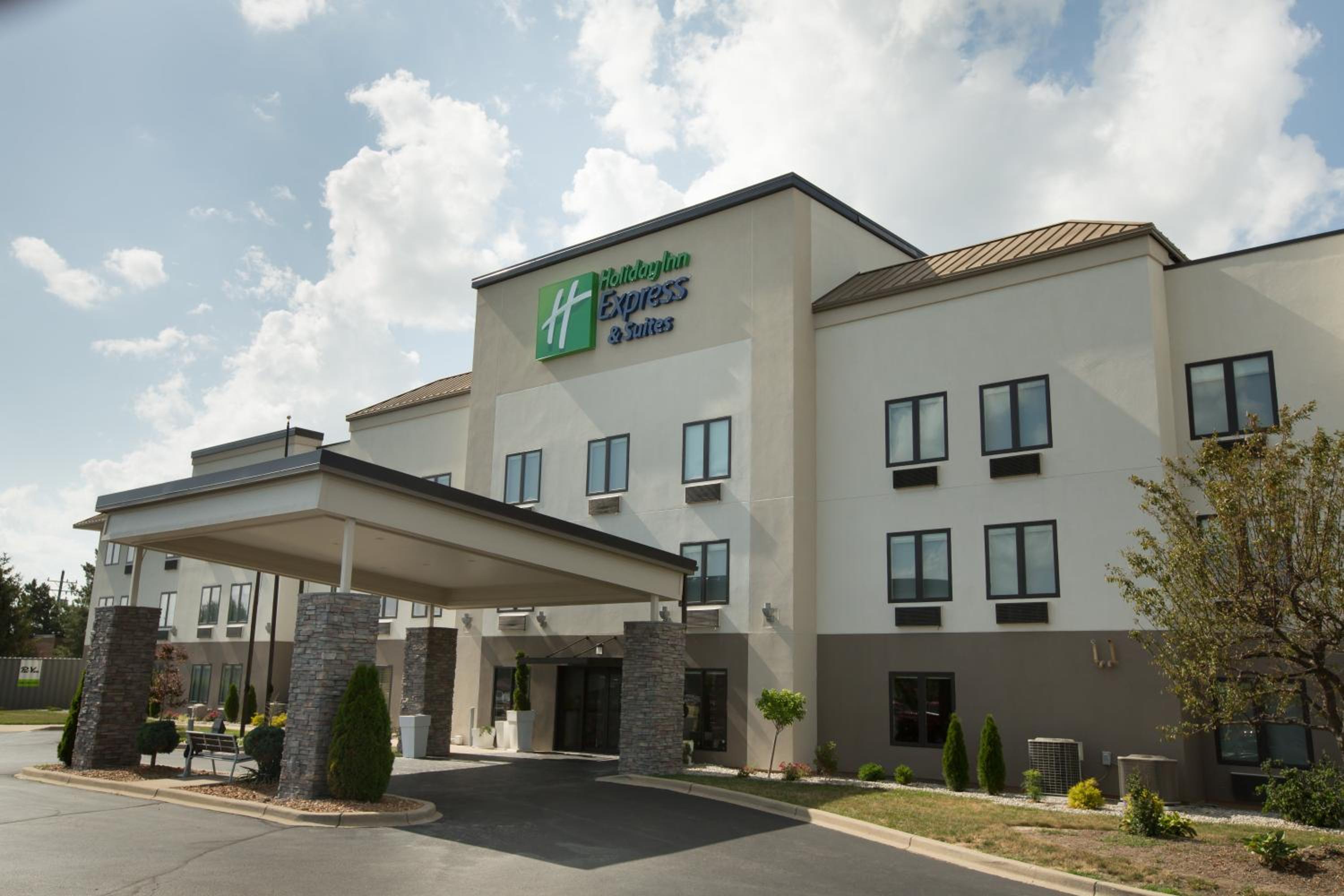 Hotel Holiday Inn Express Hotel & Suites Madison, an IHG Hotel - Image 1