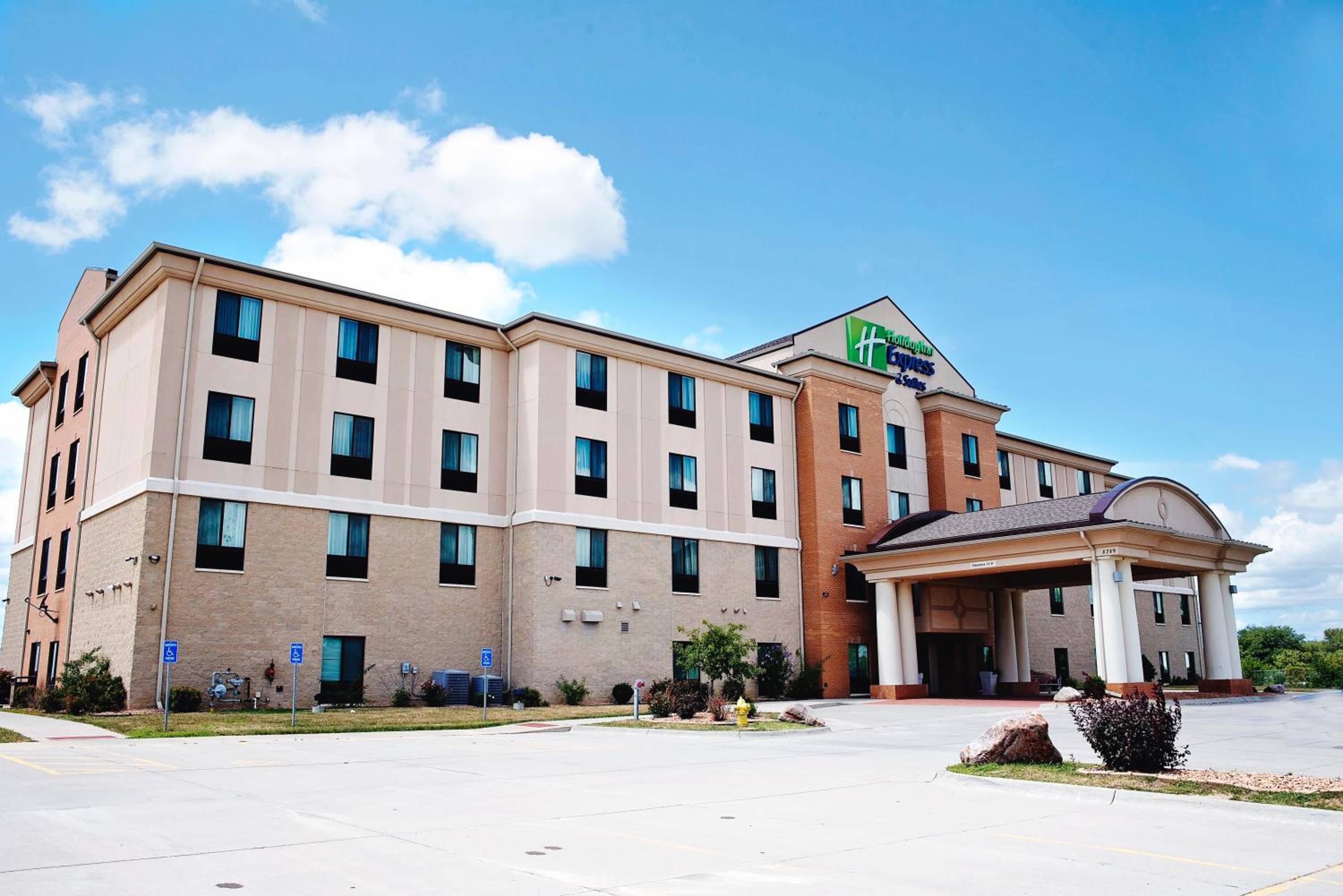 Hotel Holiday Inn Express & Suites Urbandale Des Moines By Ihg