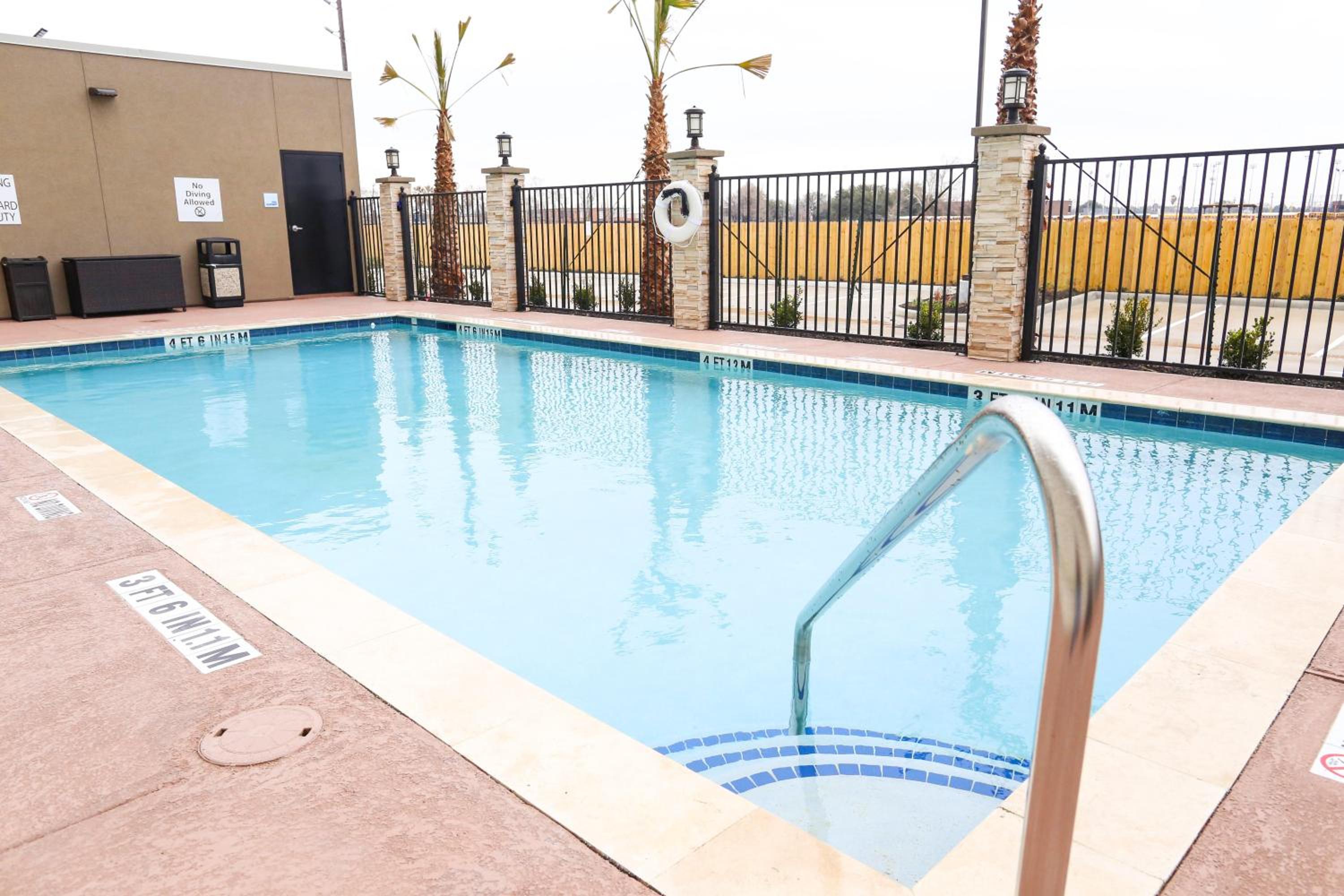 Holiday Inn Express Suites - Houston IAH - Beltway 8, an IHG Hotel - Property Image 48