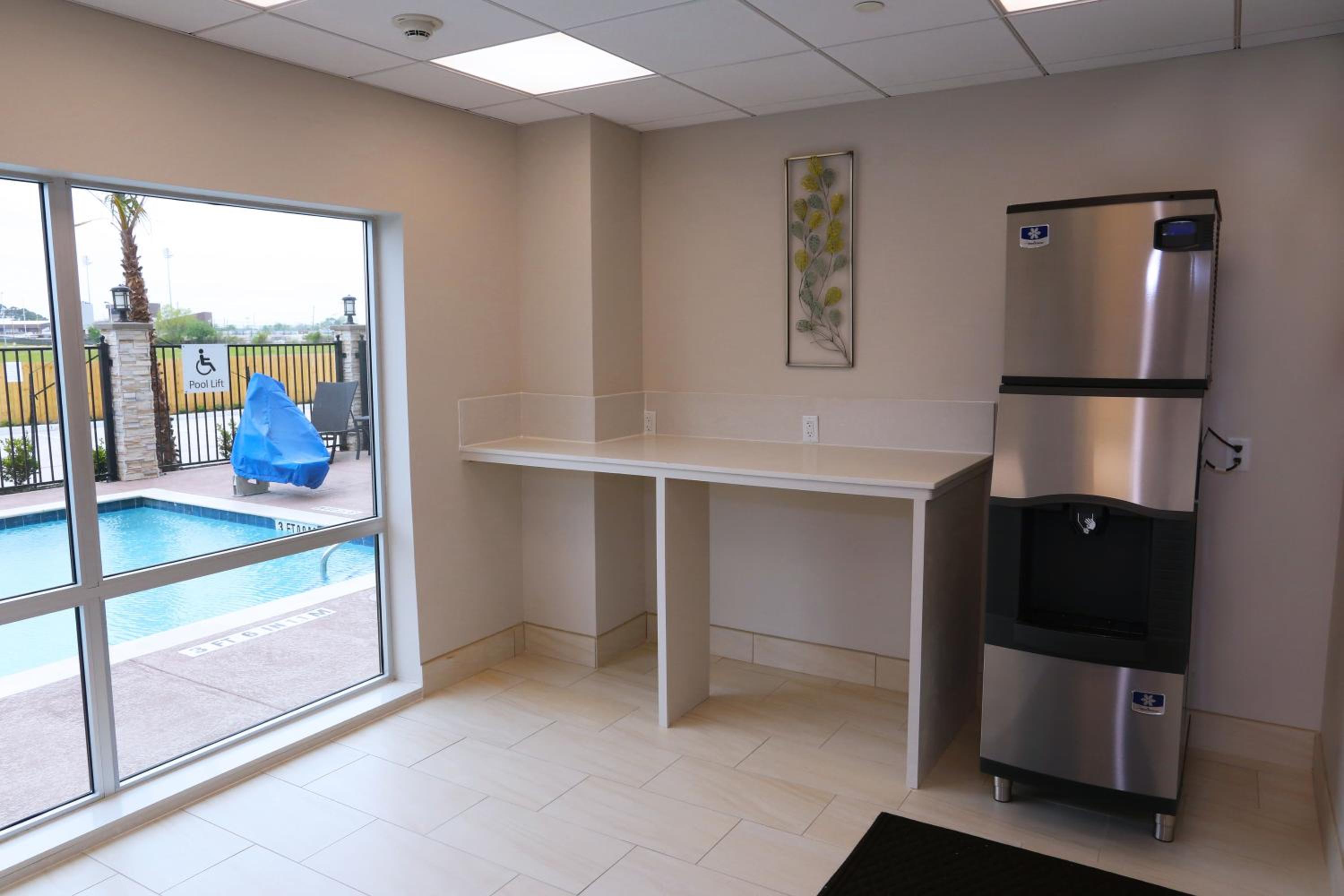 Holiday Inn Express Suites - Houston IAH - Beltway 8, an IHG Hotel - Property Image 14