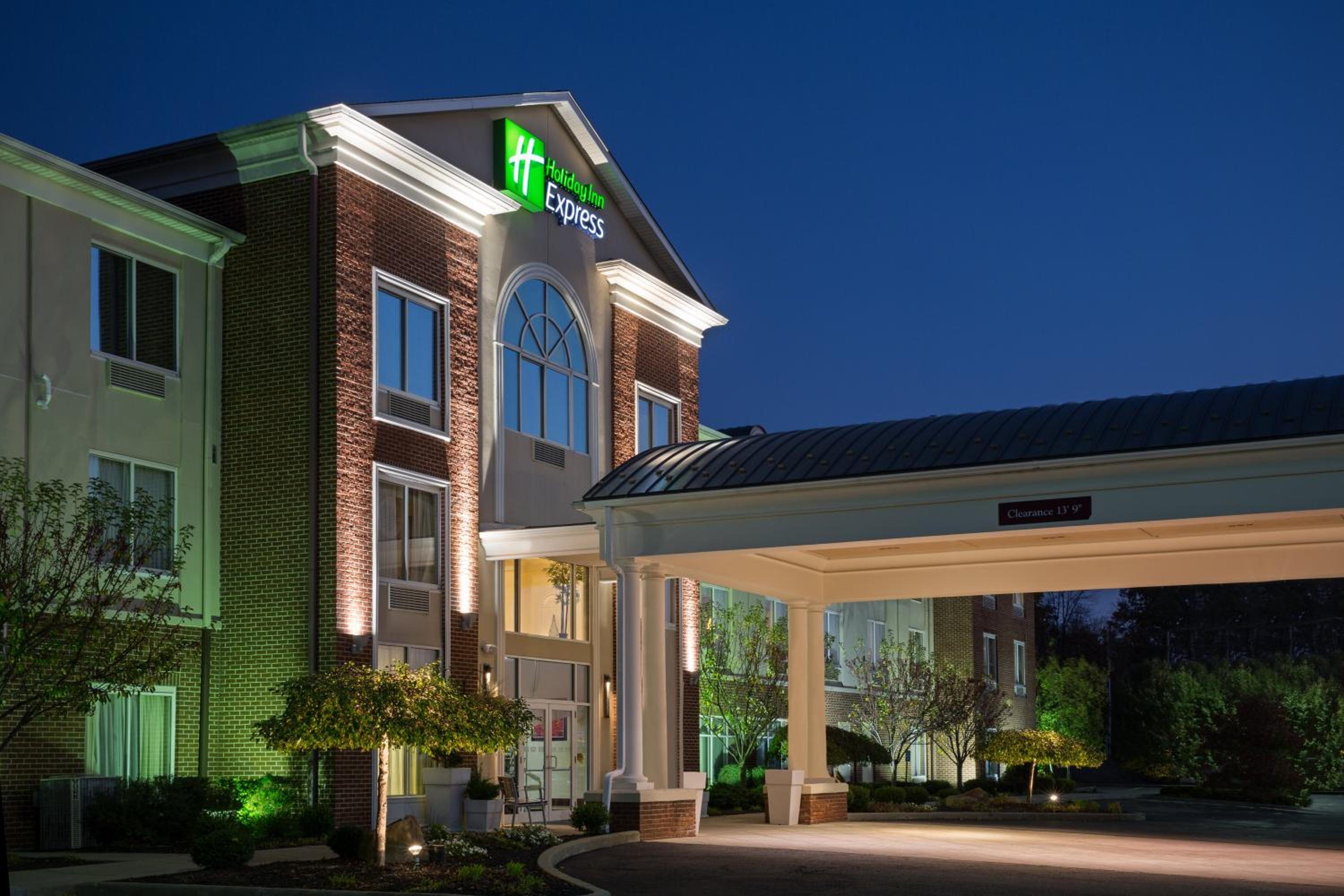 Hotel Holiday Inn Express Hotel & Suites Youngstown North-Warren/Niles, an IHG Hotel - Image 1