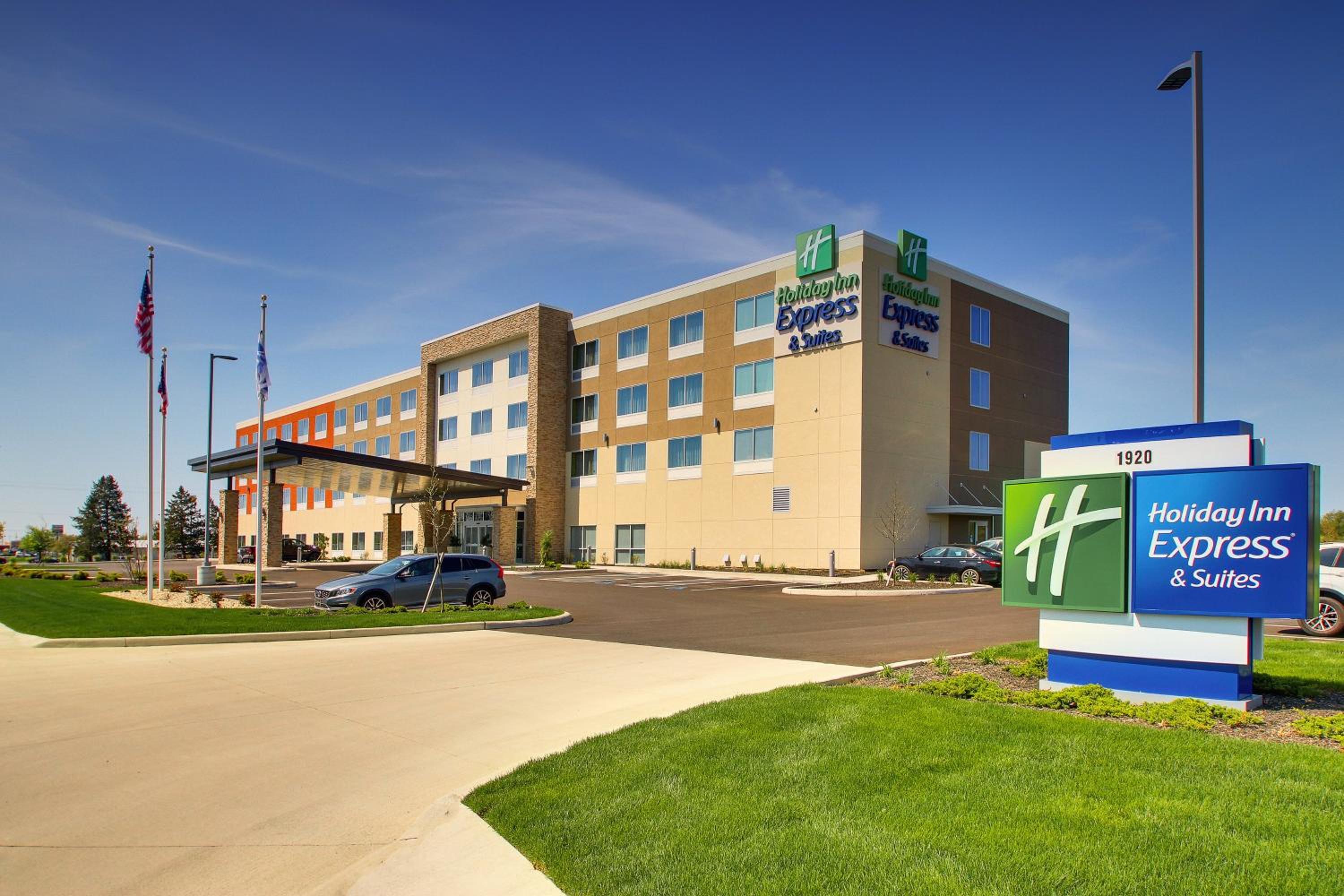 Findlay Vacations - Holiday Inn Express  Suites Findlay North, an IHG Hotel - Property Image 1