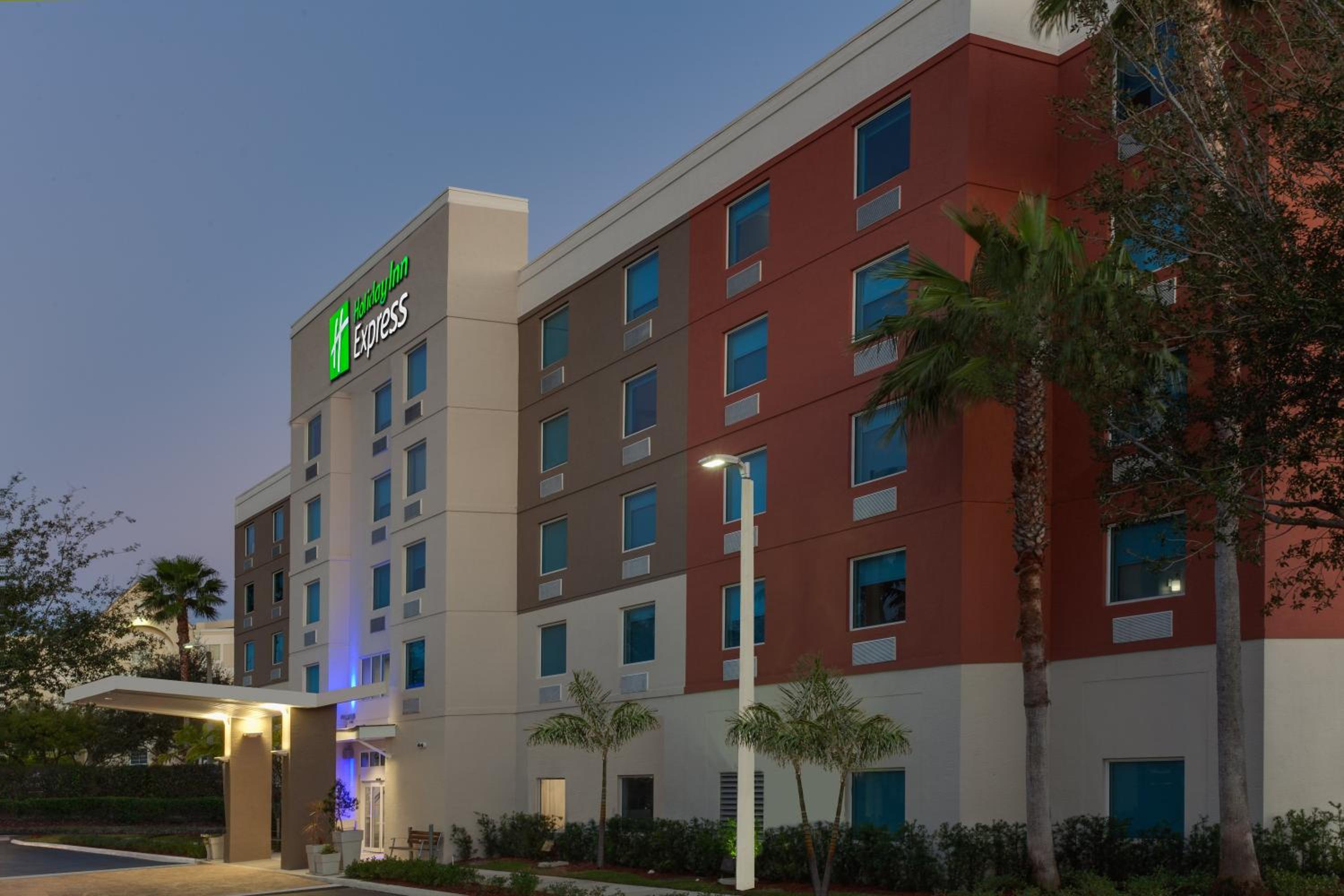 Hotel Holiday Inn Express Hotel & Suites Fort Lauderdale Airport/Cruise Port, an IHG Hotel - Image 1