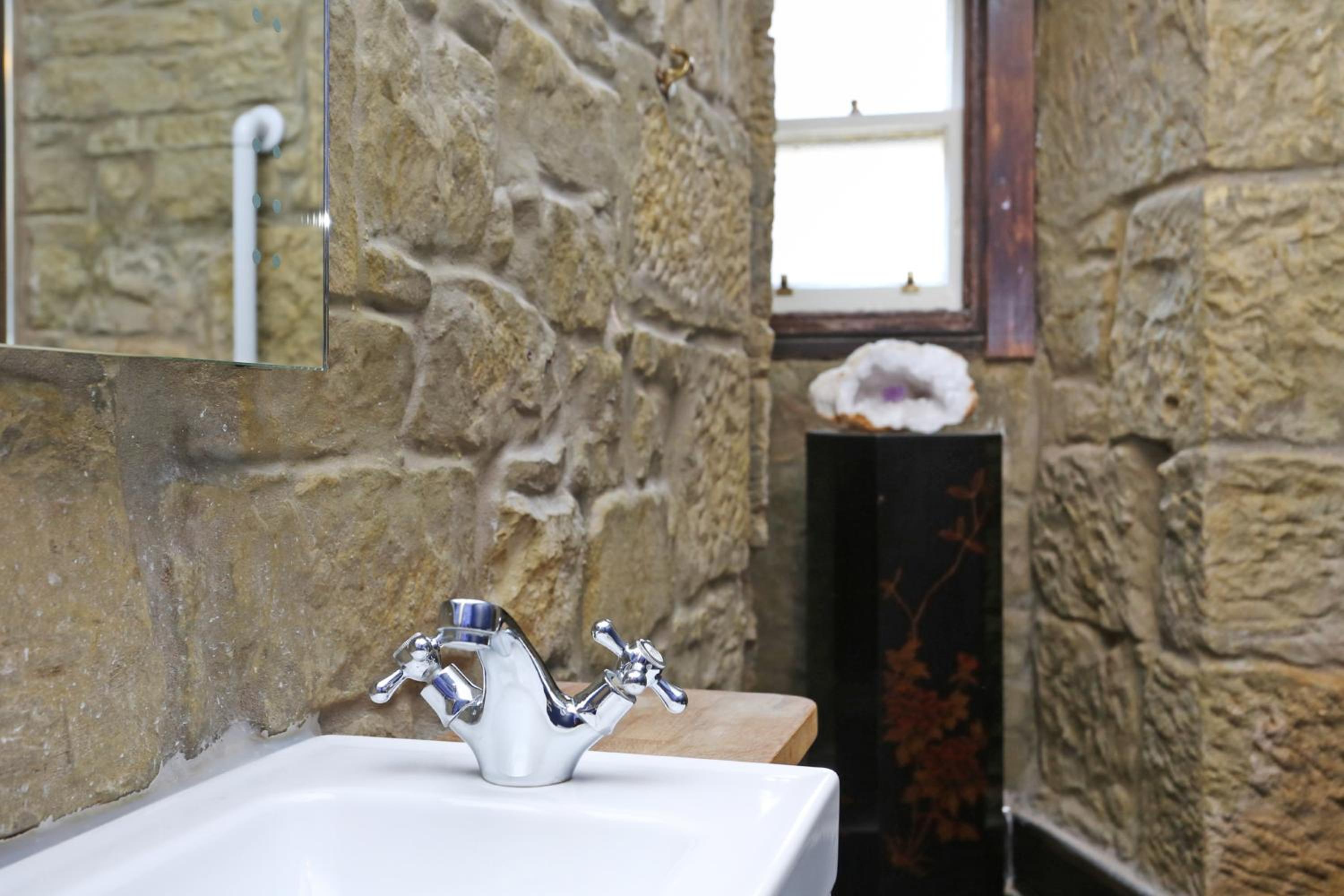 JOIVY Iconic Colorful 2-bed Home on the Royal Mile