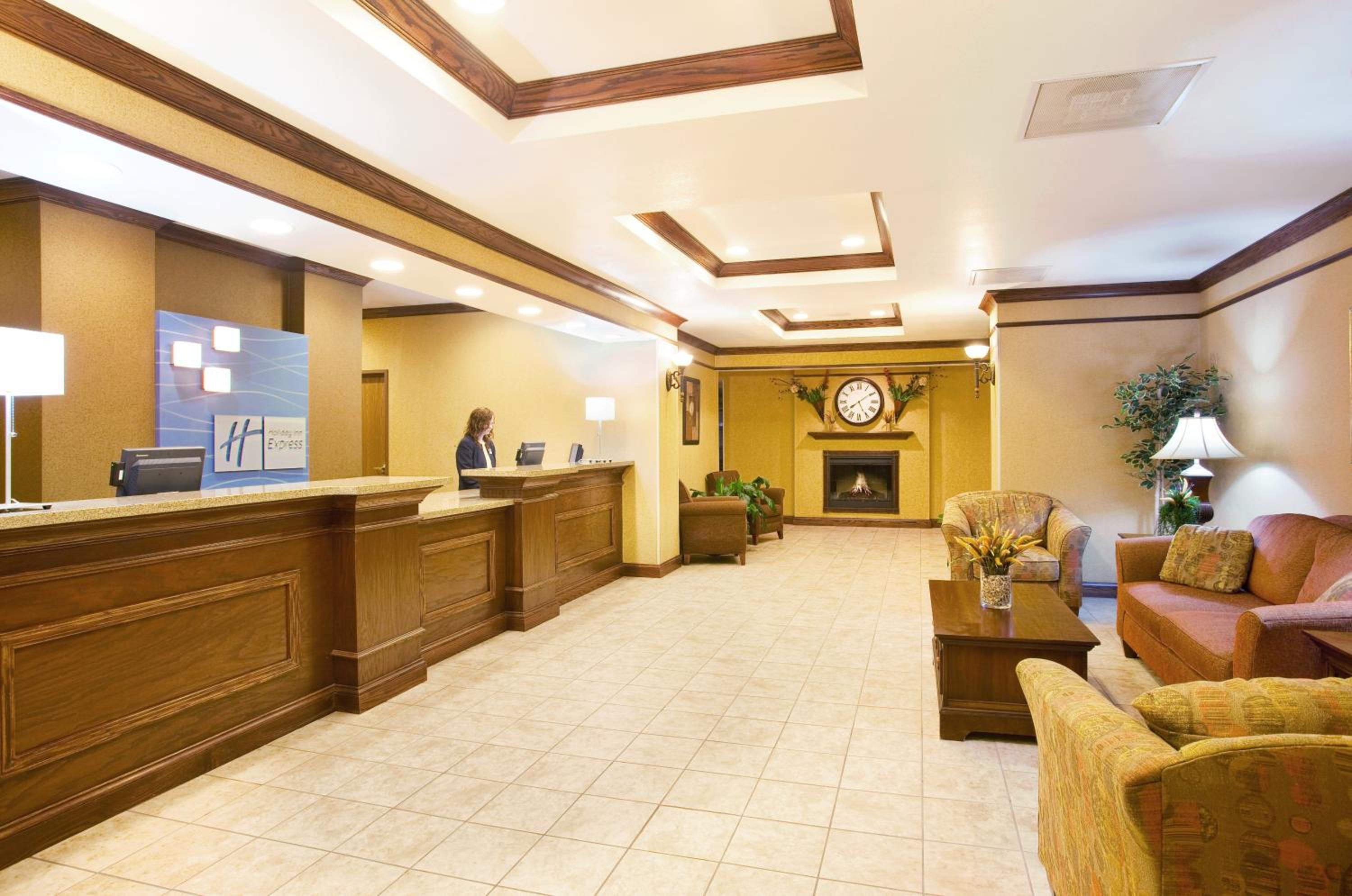 Mattoon Vacations - Holiday Inn Express Hotel  Suites Mattoon, an IHG Hotel - Property Image 12