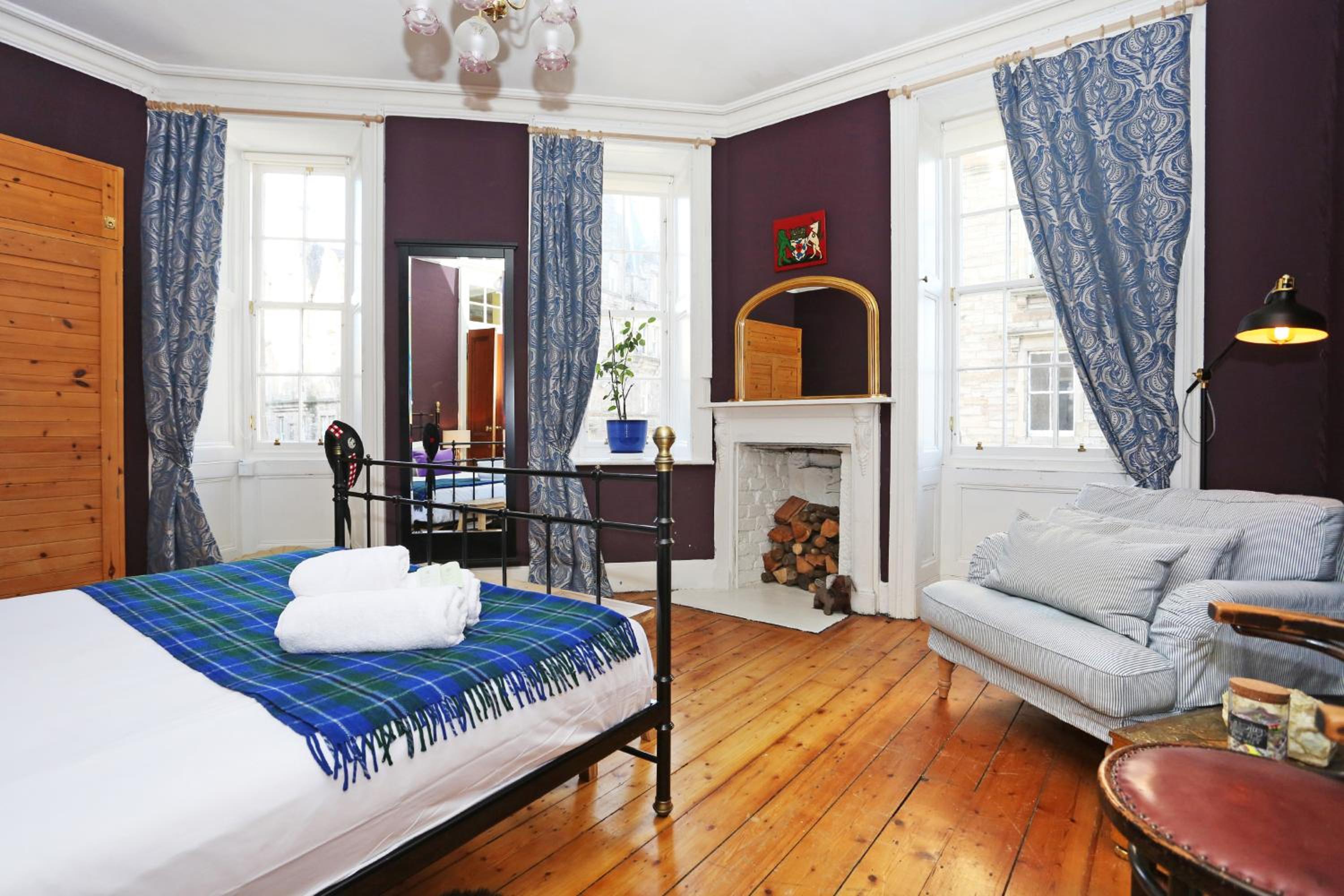 JOIVY Iconic Colorful 2-bed Home on the Royal Mile