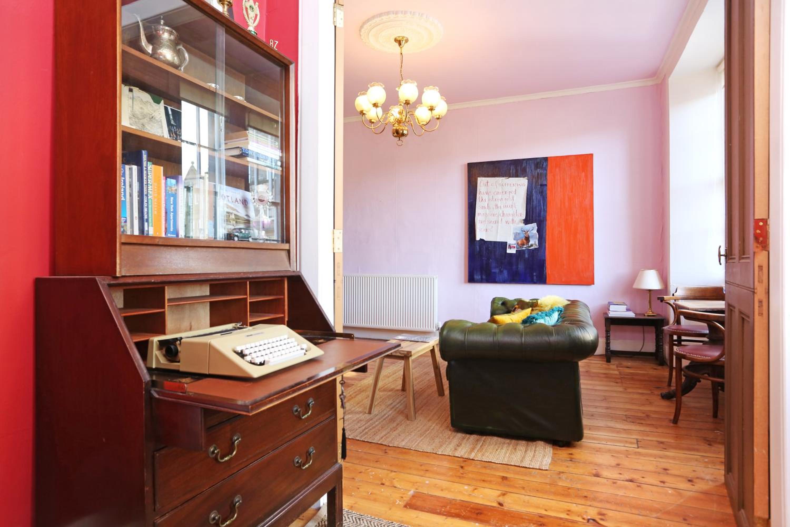 JOIVY Iconic Colorful 2-bed Home on the Royal Mile