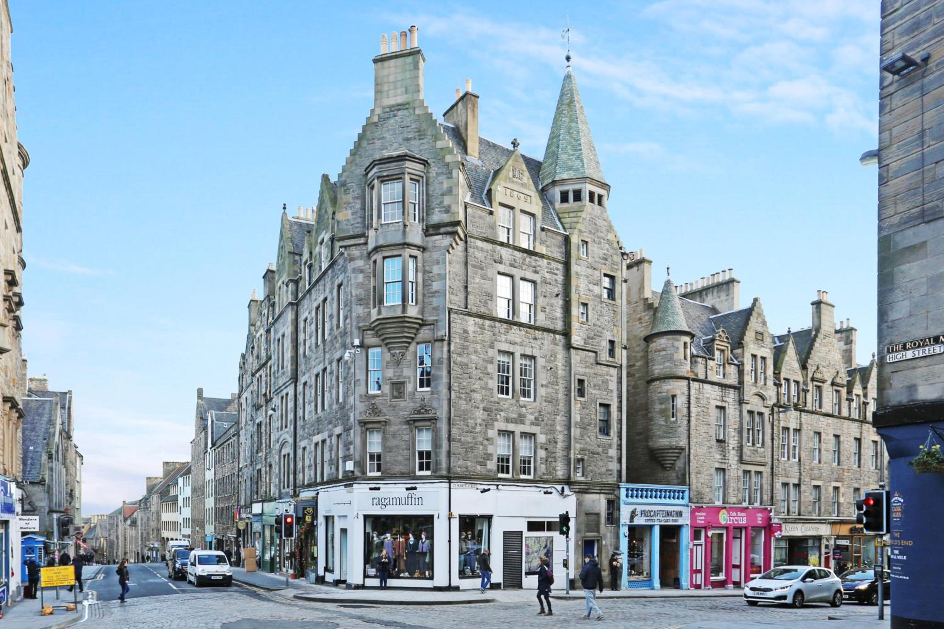 JOIVY Iconic Colorful 2-bed Home on the Royal Mile