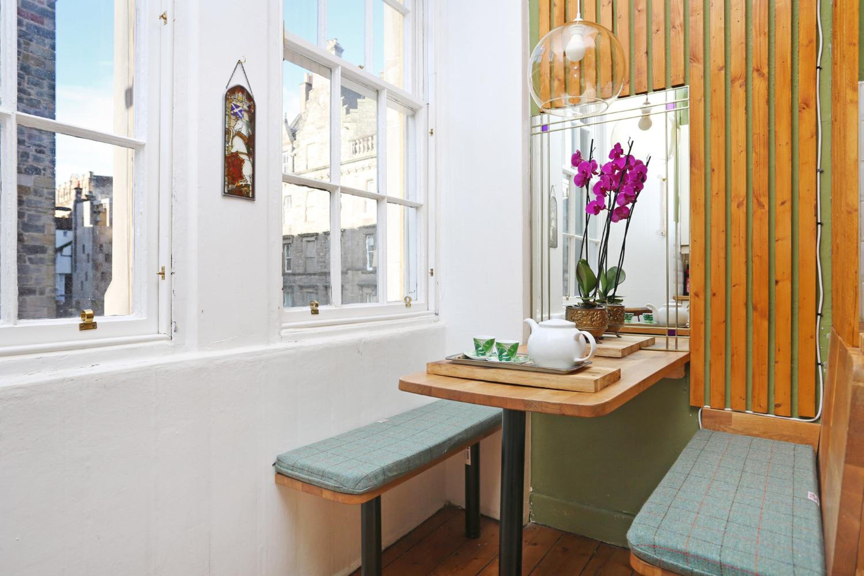 JOIVY Iconic Colorful 2-bed Home on the Royal Mile photo 5