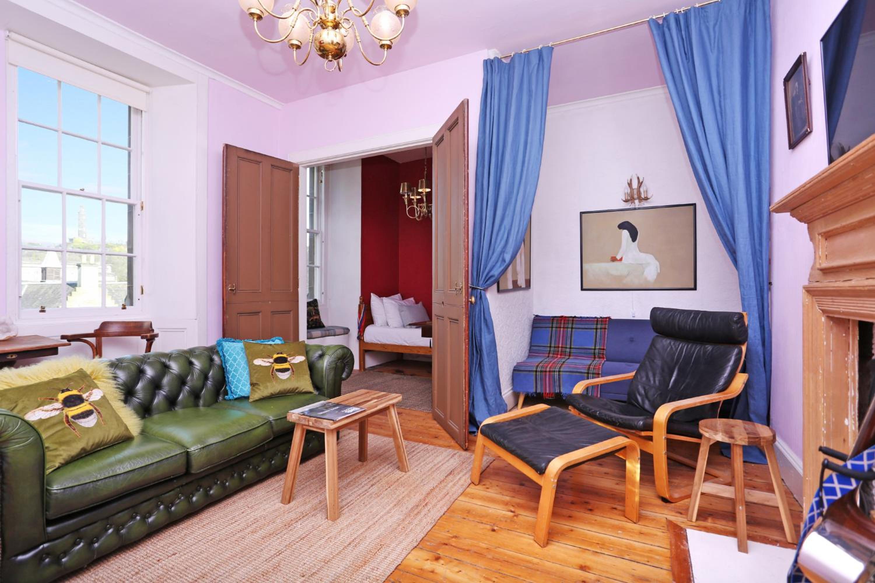 JOIVY Iconic Colorful 2-bed Home on the Royal Mile photo 3