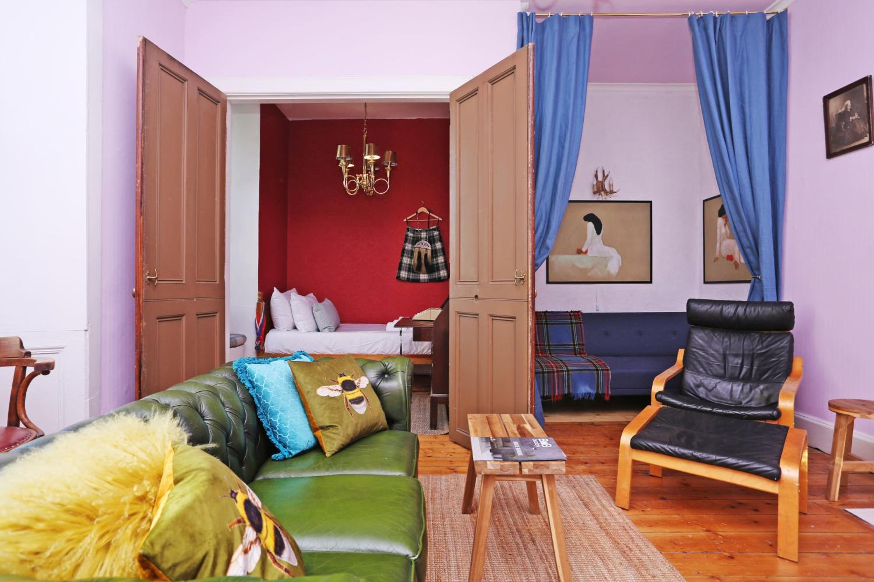 JOIVY Iconic Colorful 2-bed Home on the Royal Mile