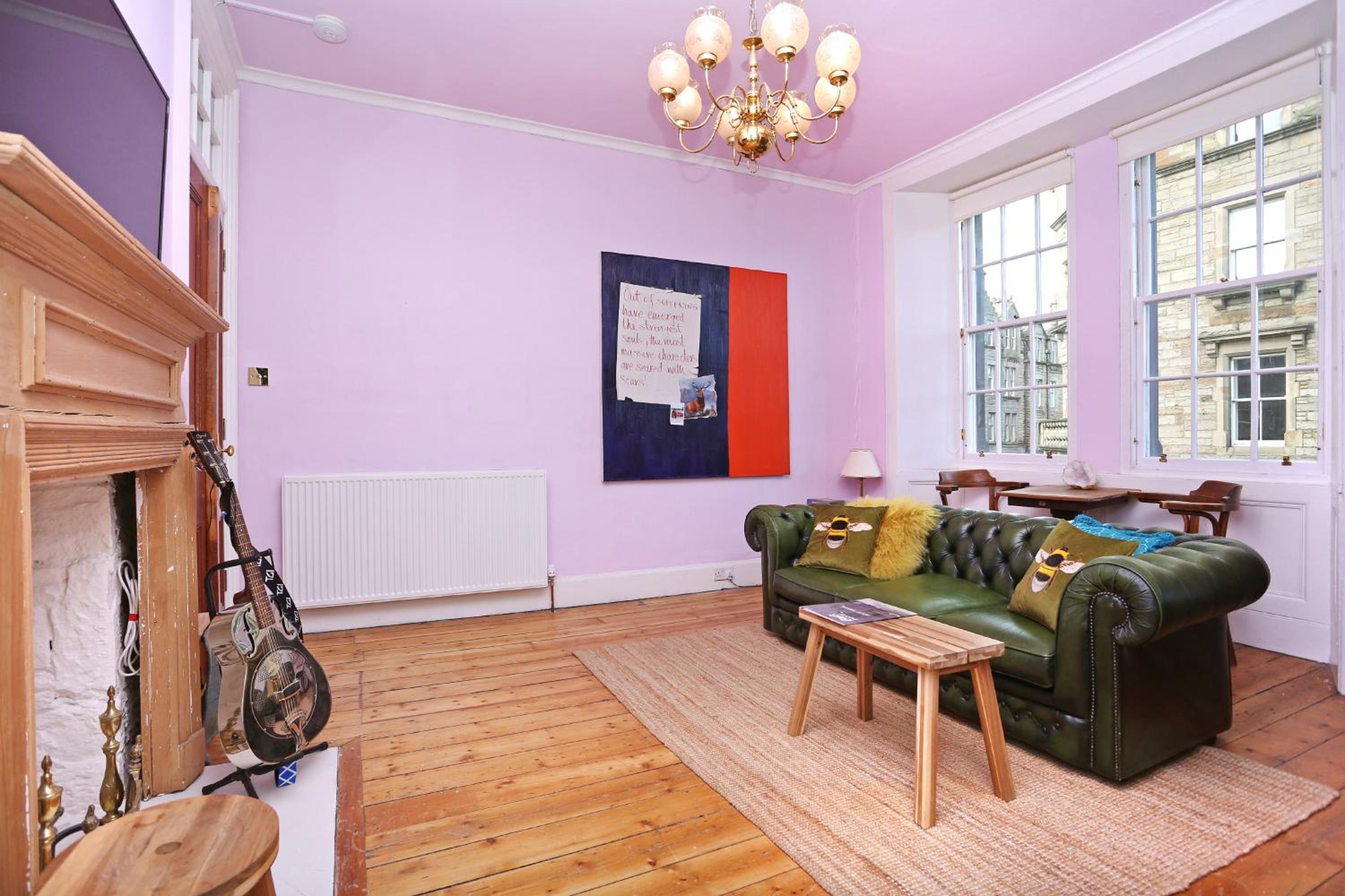 JOIVY Iconic Colorful 2-bed Home on the Royal Mile