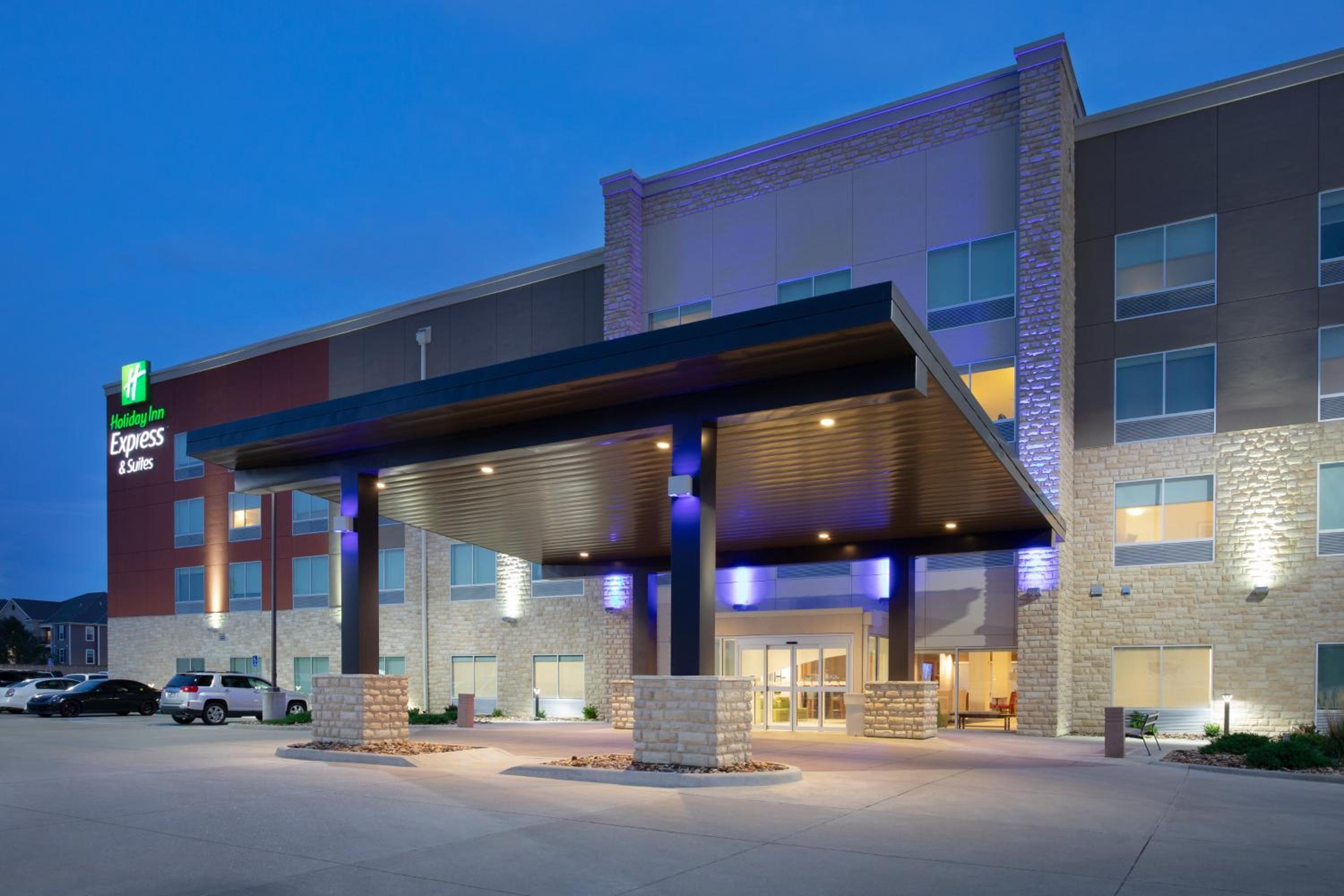 Hotel Holiday Inn Express & Suites Great Bend, an IHG Hotel - Image 1