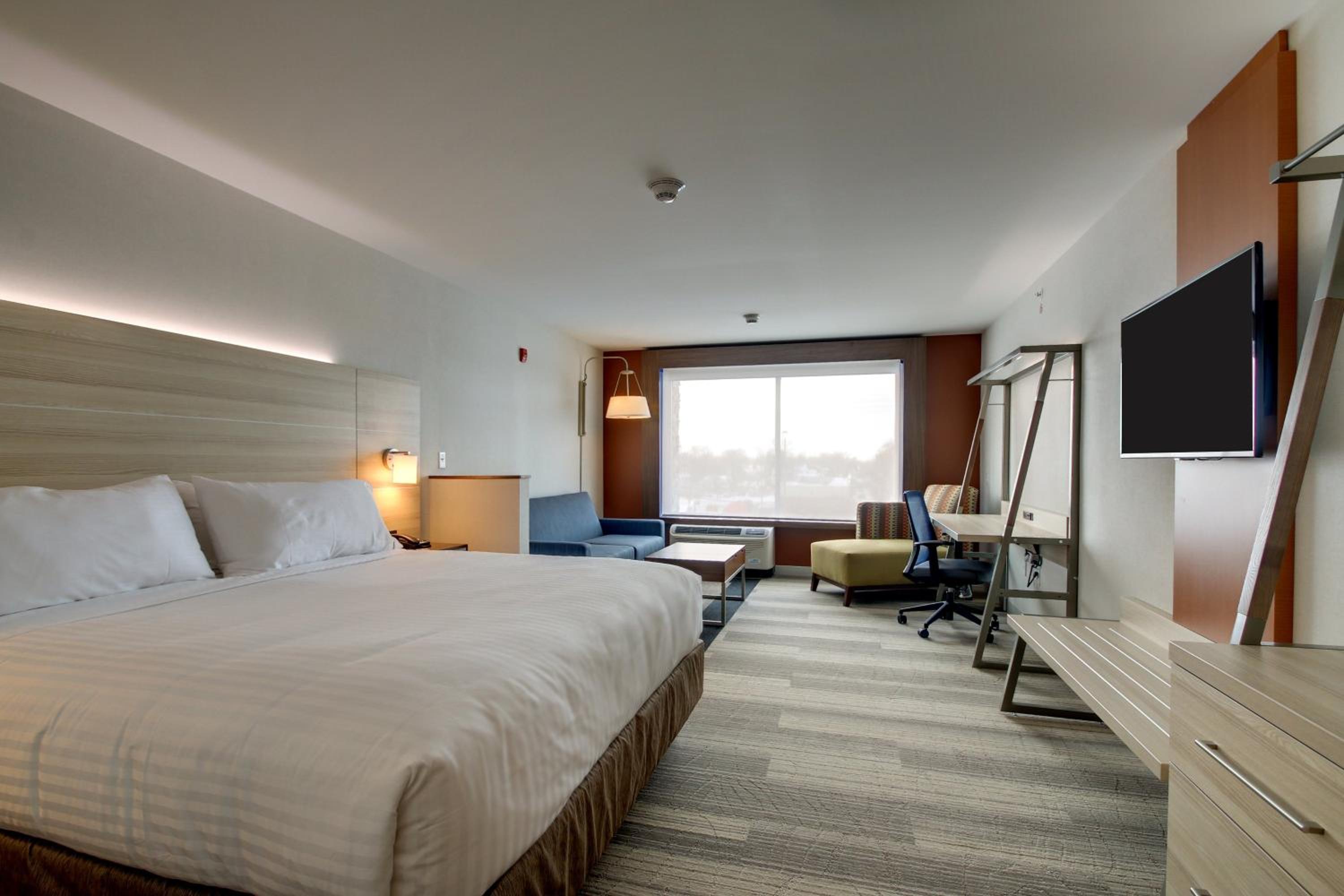 Galesburg Vacations - Holiday Inn Express Suites Galesburg, an IHG Hotel - Property Image 39