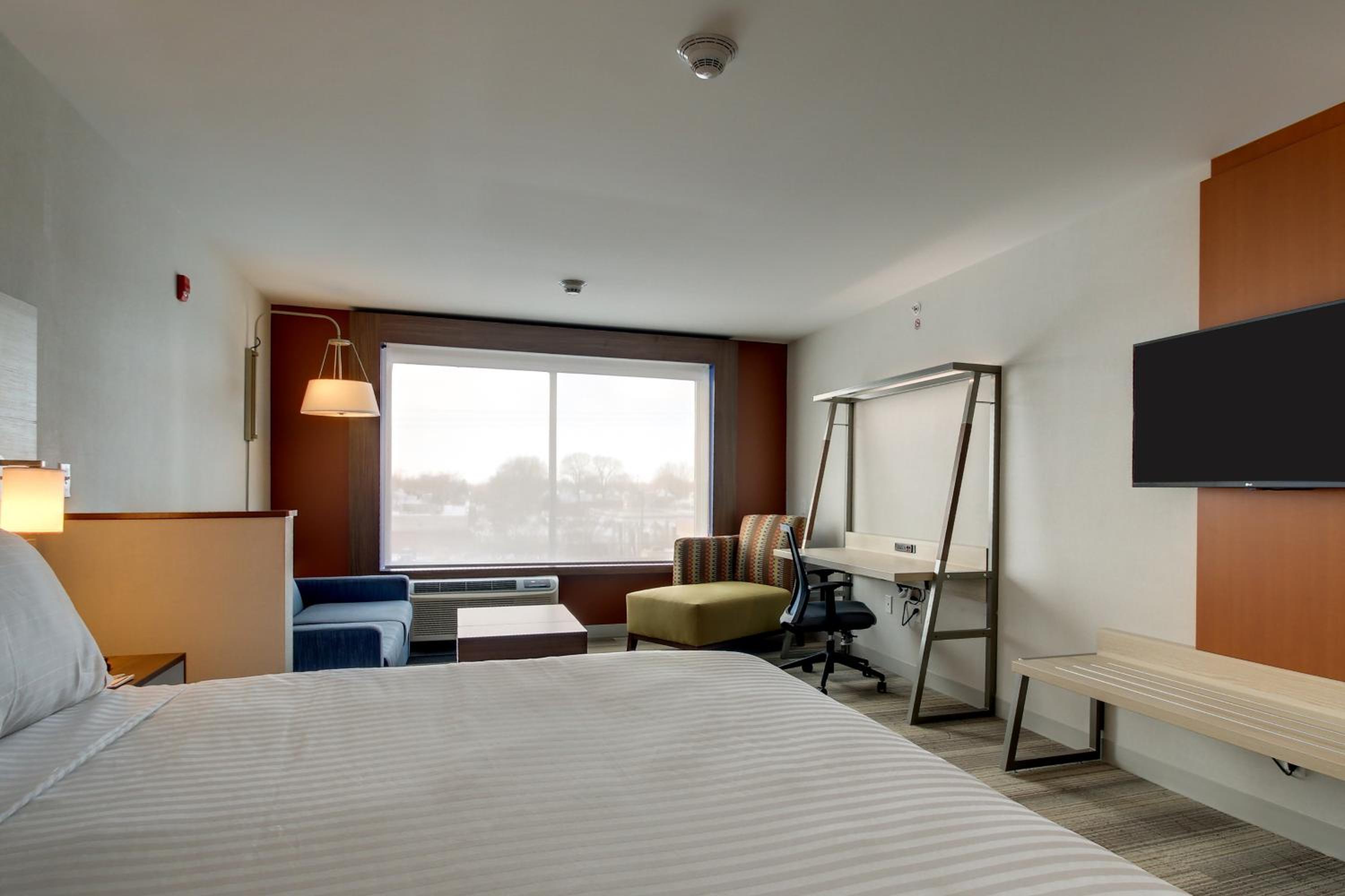 Galesburg Vacations - Holiday Inn Express Suites Galesburg, an IHG Hotel - Property Image 27