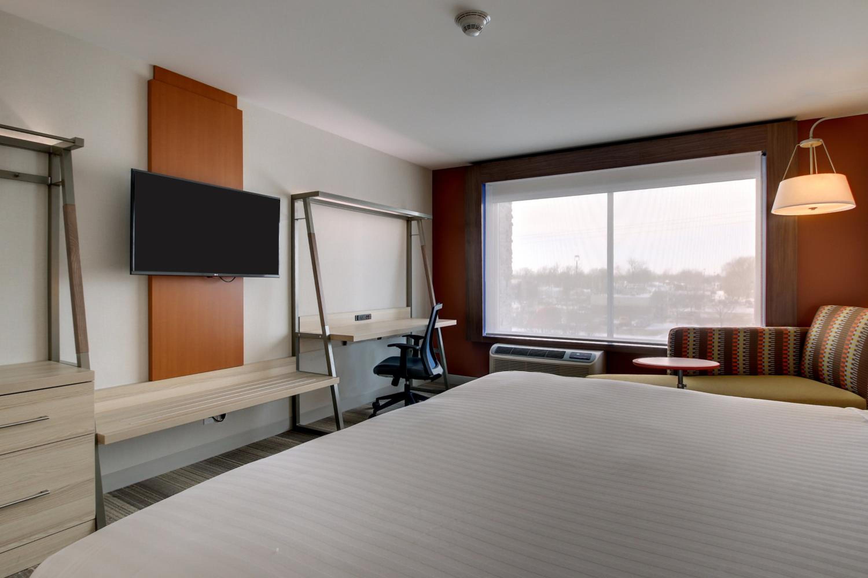 Galesburg Vacations - Holiday Inn Express Suites Galesburg, an IHG Hotel - Property Image 25