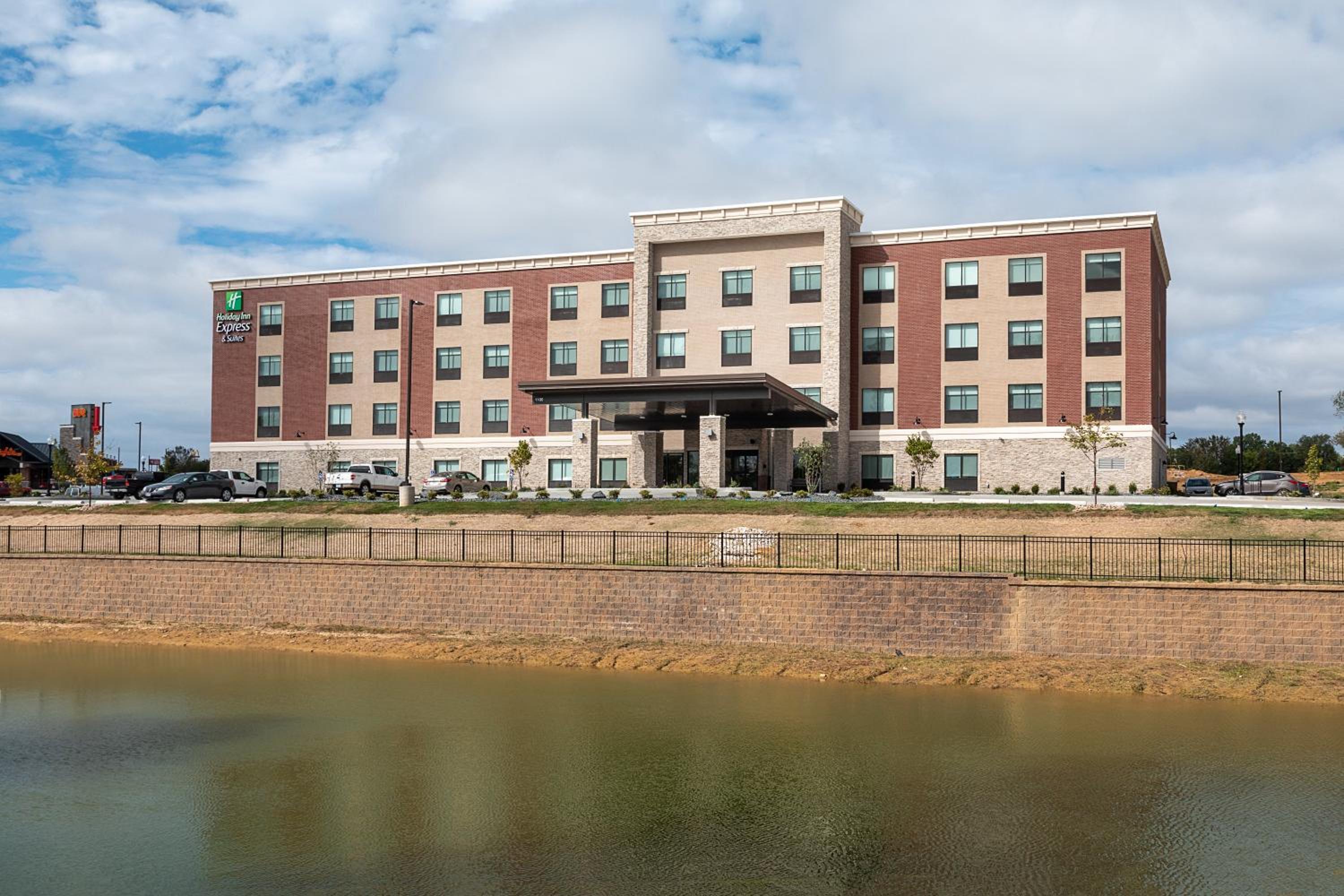 Hotel Holiday Inn Express & Suites - Wentzville St Louis West, an IHG Hotel - Image 1