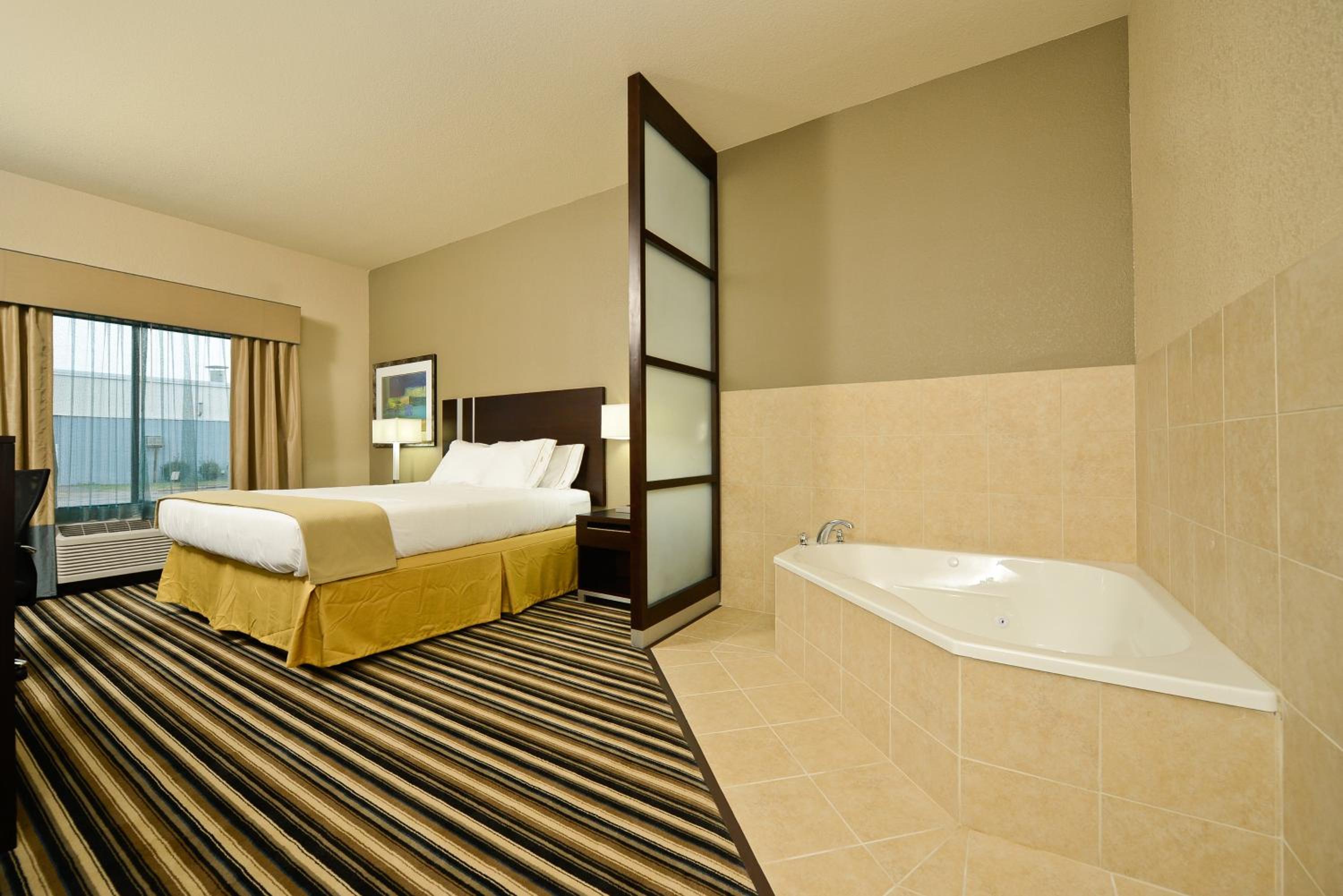Forrest City Vacations - Holiday Inn Express  Suites Forrest City, an IHG Hotel - Property Image 12