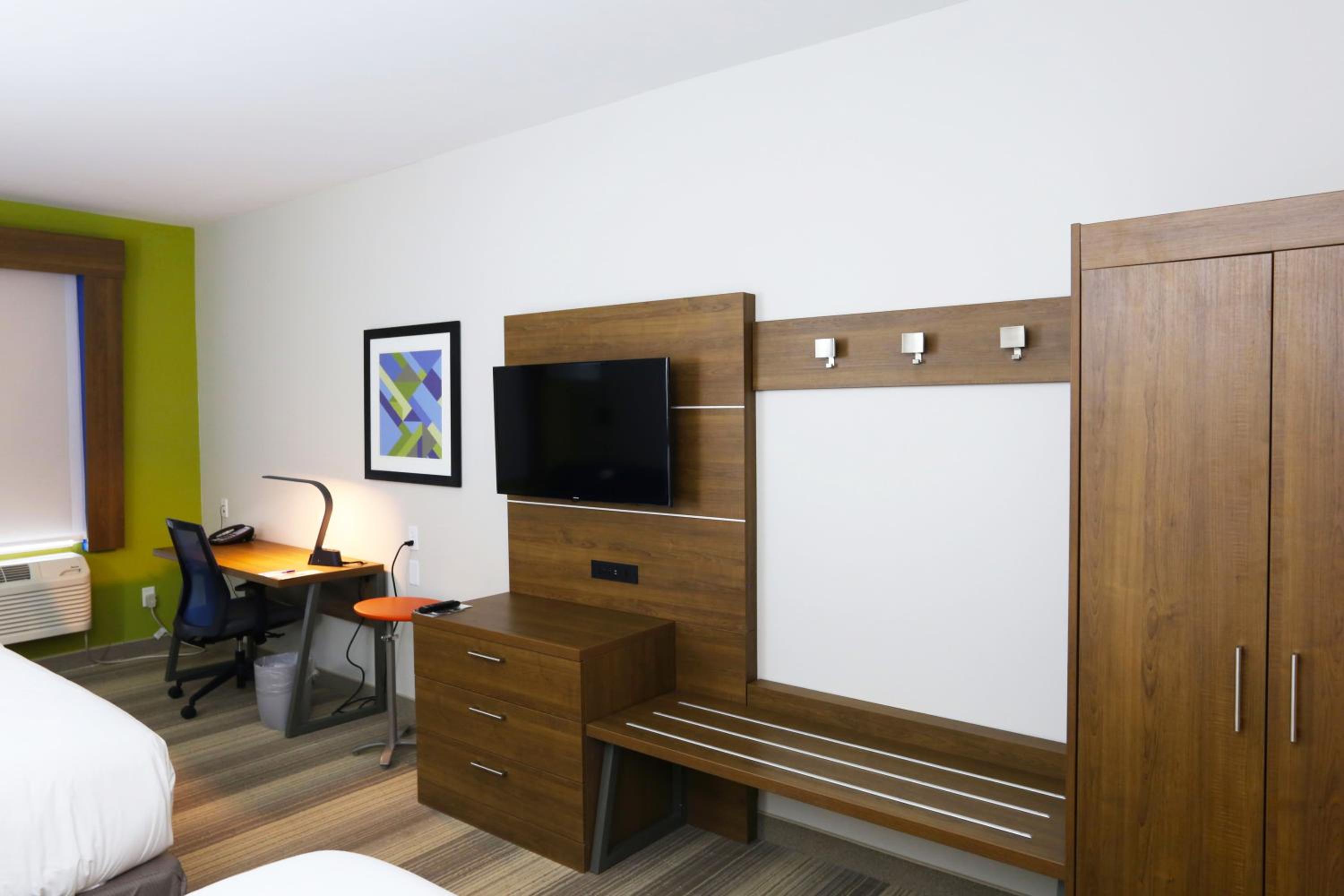 Holiday Inn Express Suites - Houston IAH - Beltway 8, an IHG Hotel - Property Image 23