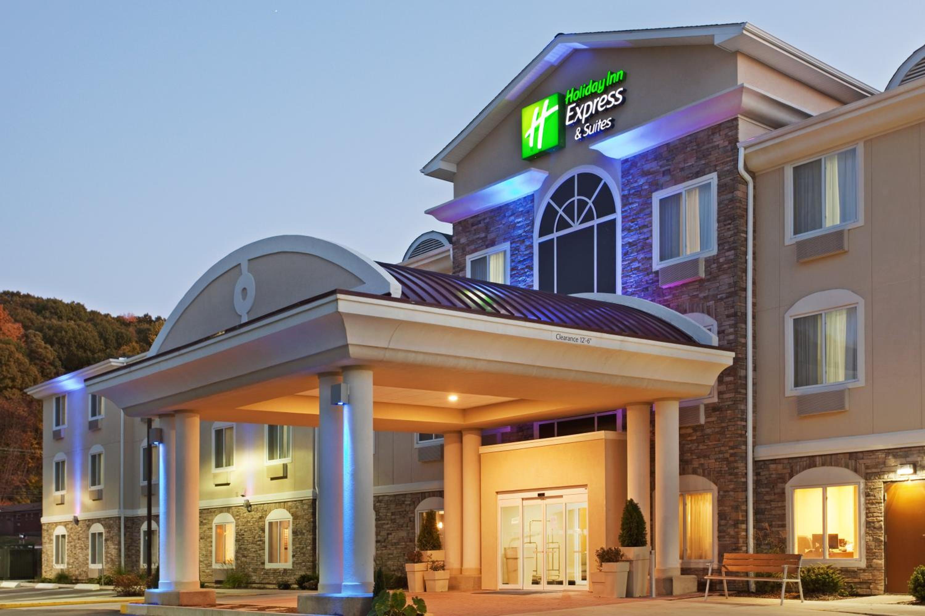 Hotel Holiday Inn Express and Suites Meriden, an IHG Hotel - Image 1