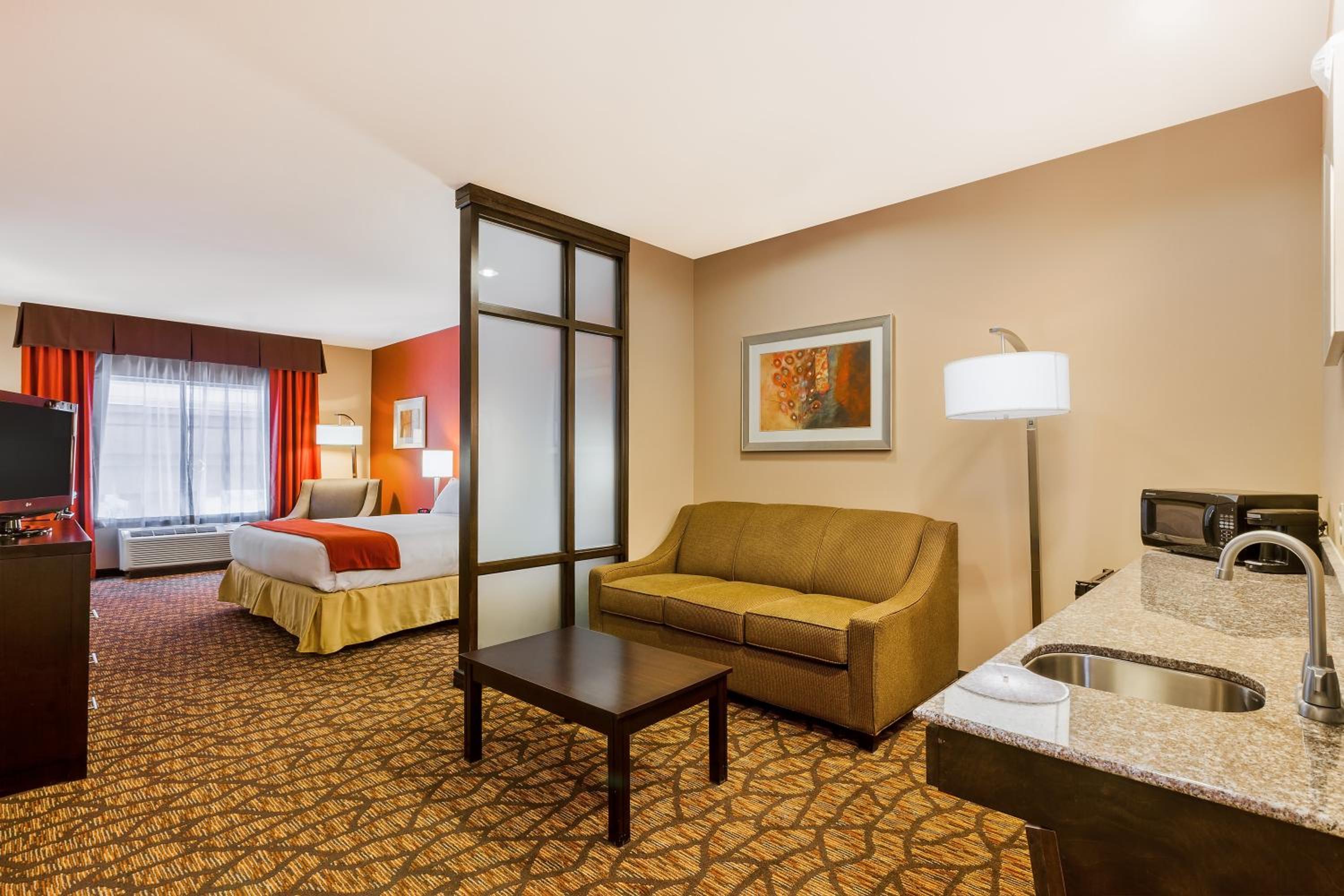 Alpine Vacations - Holiday Inn Express and Suites Alpine, an IHG Hotel - Property Image 8