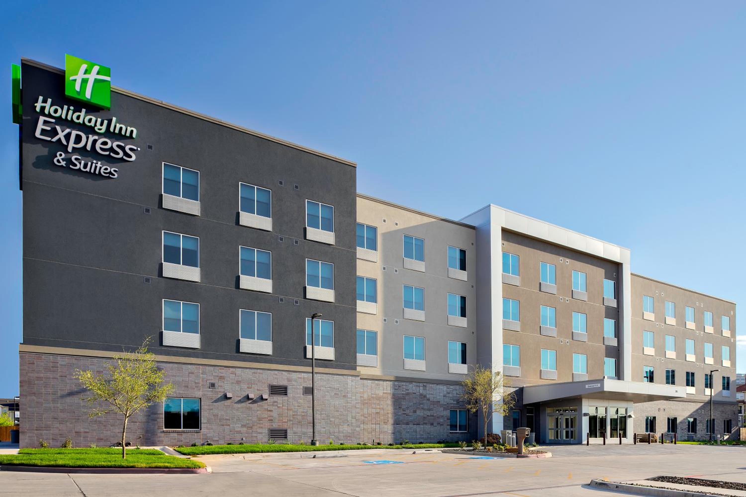 Hotel Holiday Inn Express & Suites Lubbock Central - Univ Area, an IHG Hotel - Image 1