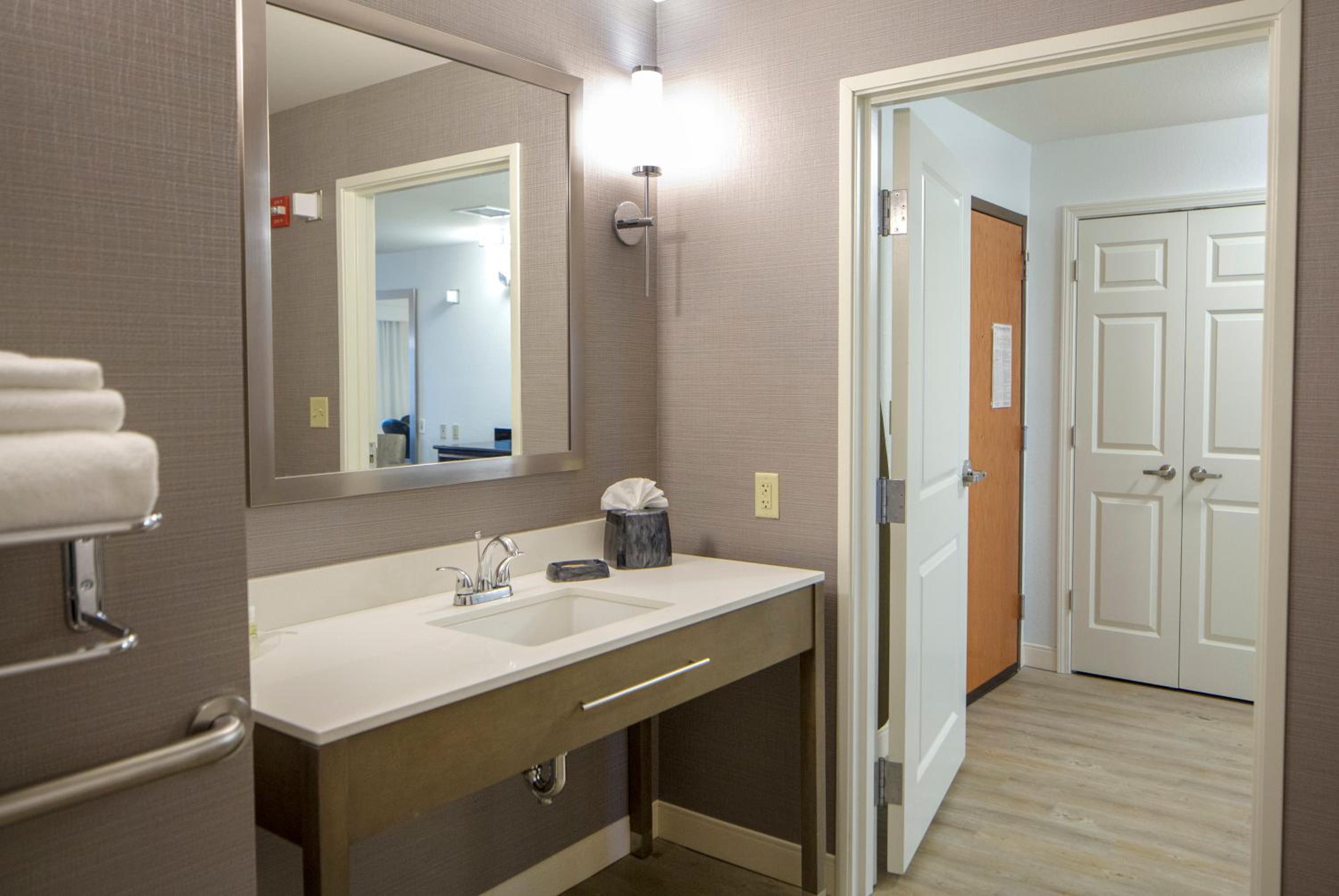 Bloomington Vacations - Holiday Inn Hotel  Suites Bloomington Airport, an IHG Hotel - Property Image 5