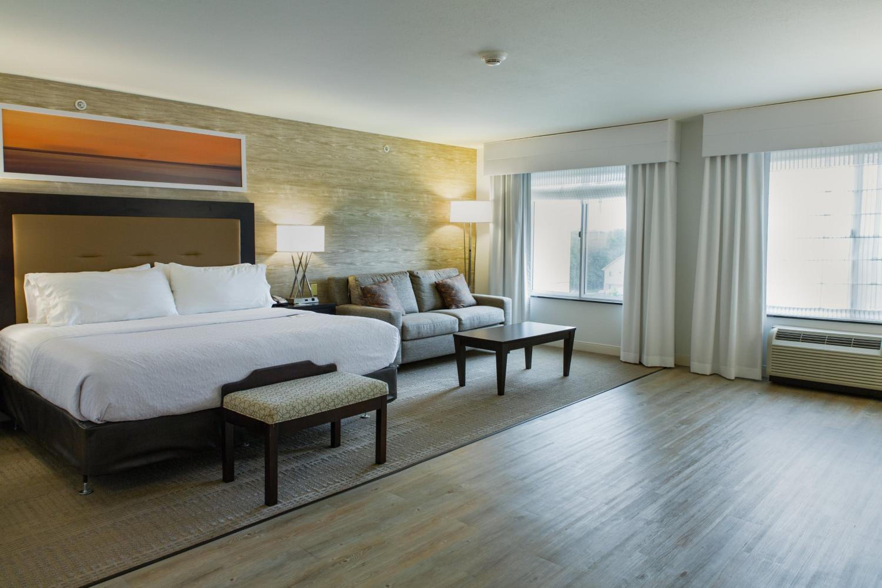 Bloomington Vacations - Holiday Inn Hotel  Suites Bloomington Airport, an IHG Hotel - Property Image 34