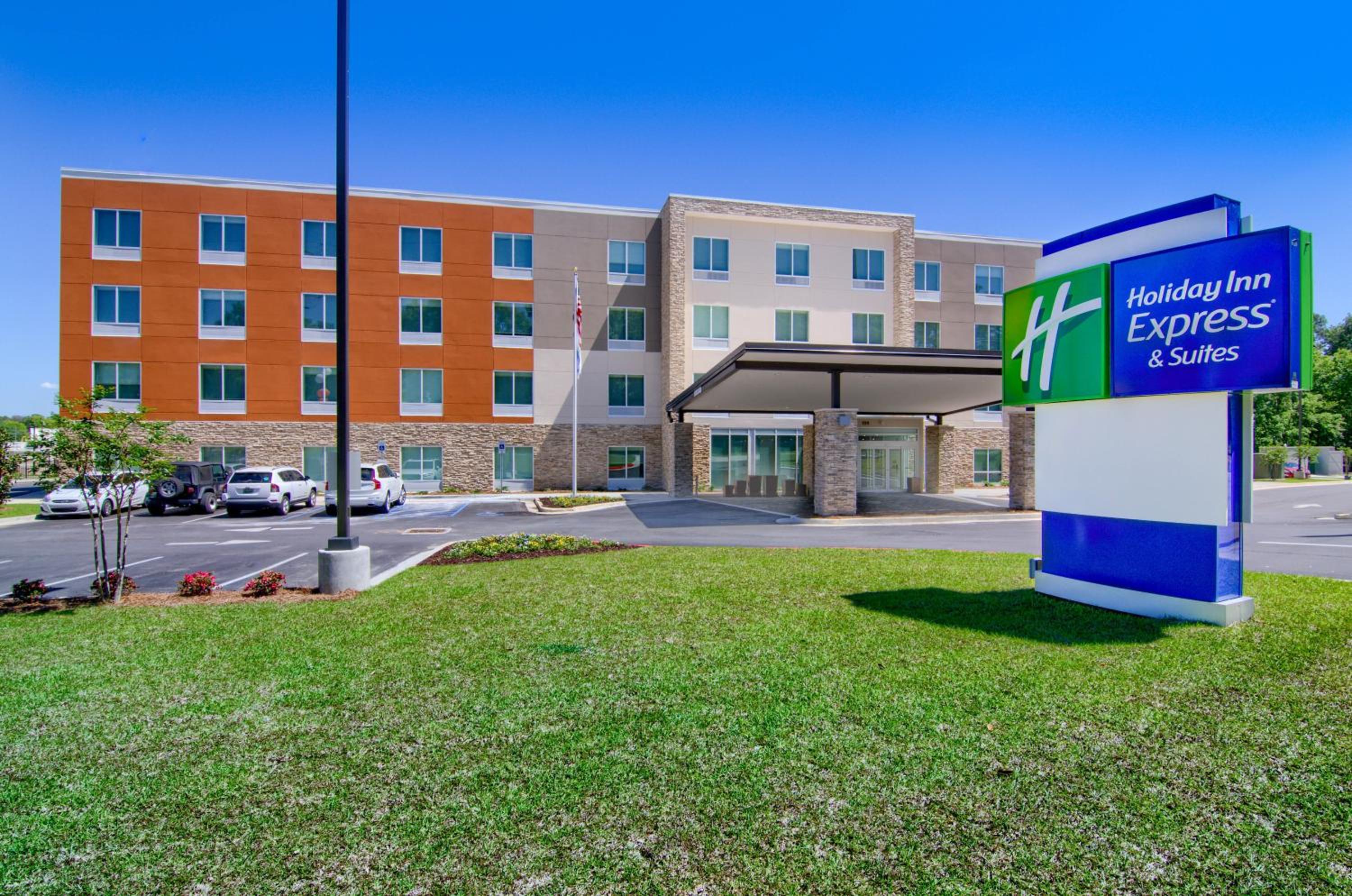 Hotel Holiday Inn Express & Suites Mobile - University Area, an IHG Hotel - Image 1