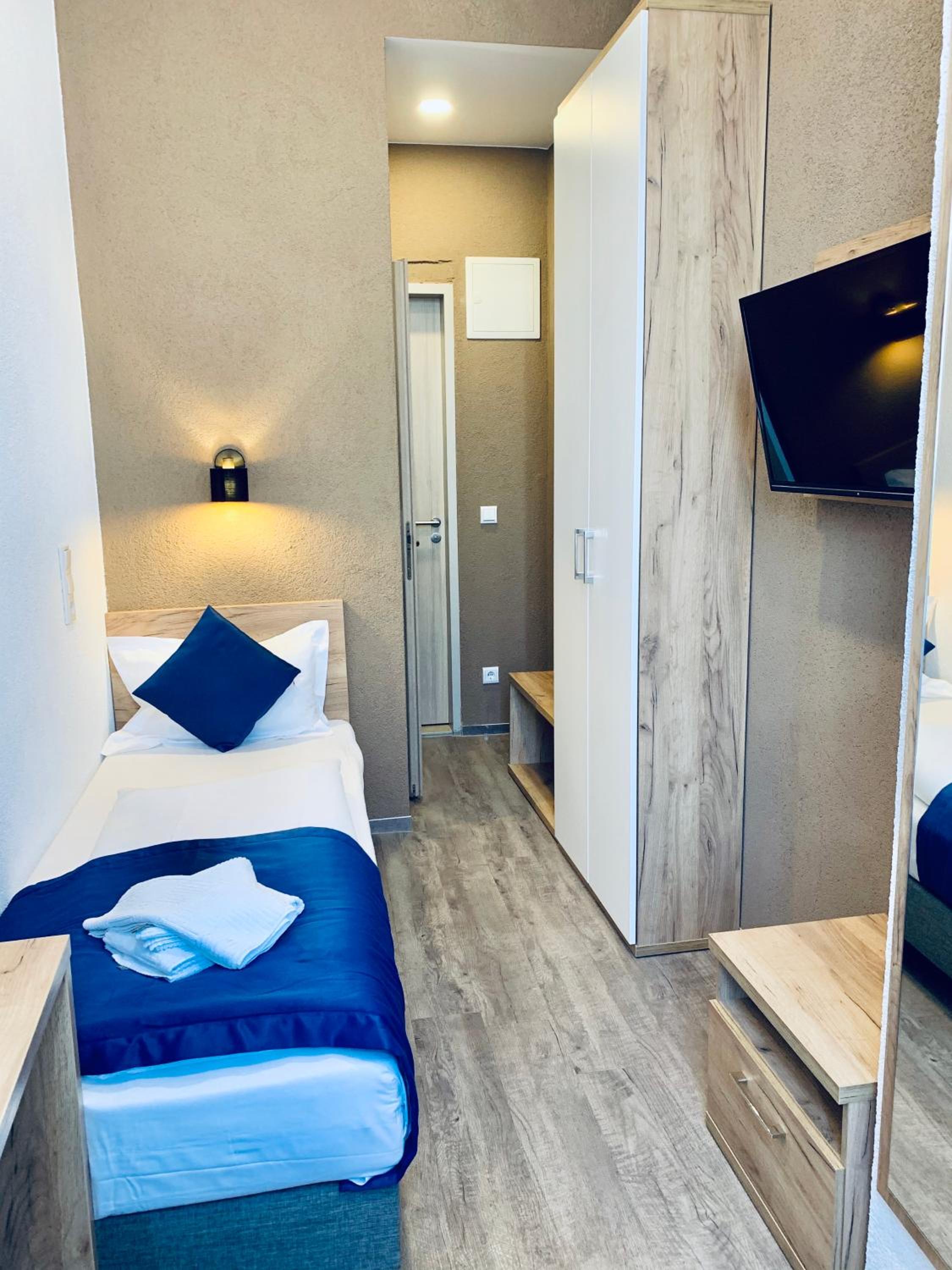 Motel Blue - Minimalist Boutique Hotel