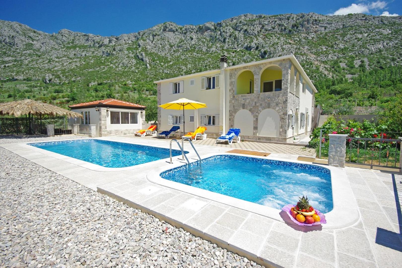 Vila Nova with private heating pool and jacuzzi view 2