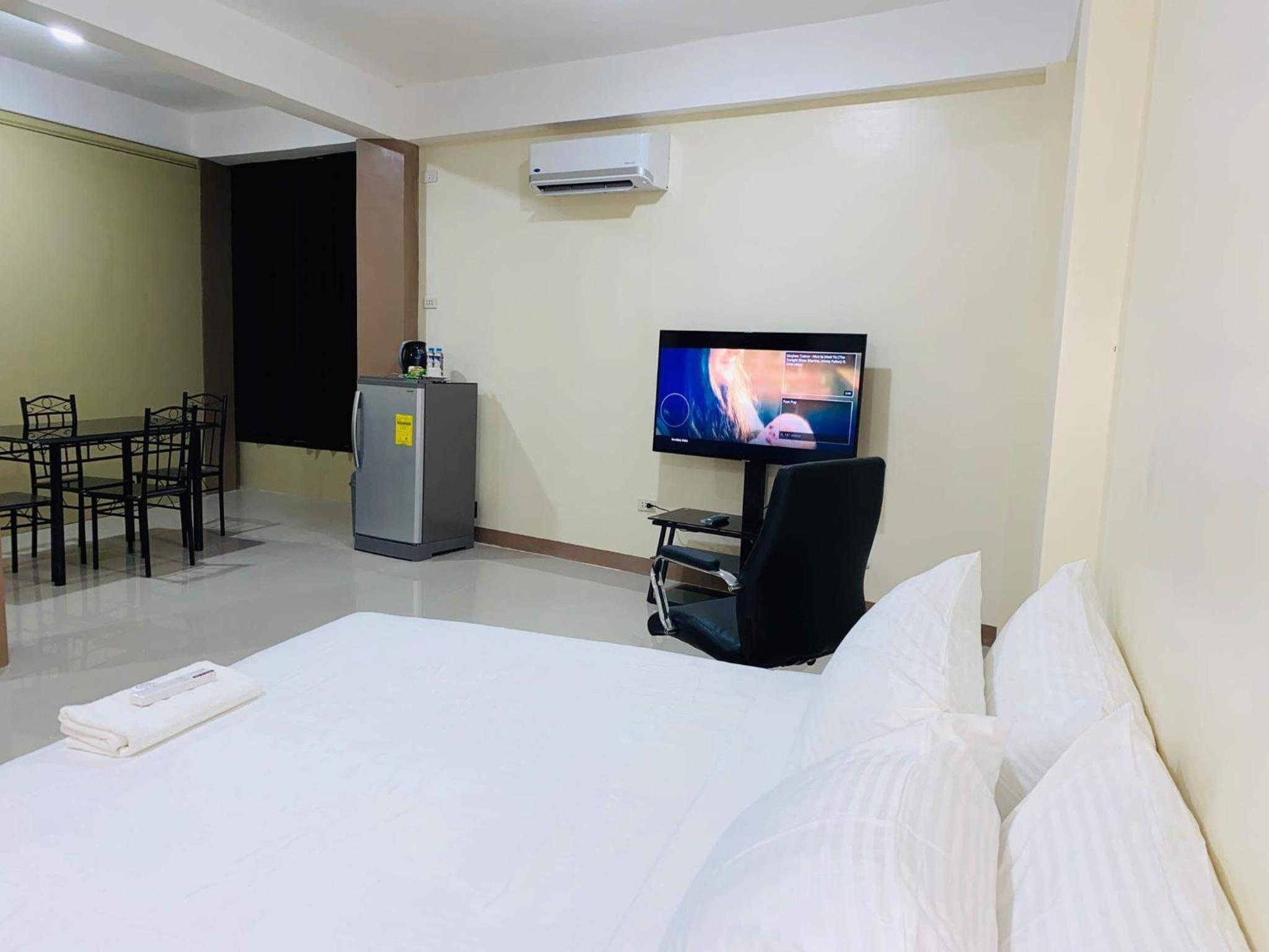 Red Palm Inn studio room with Netflix view 4